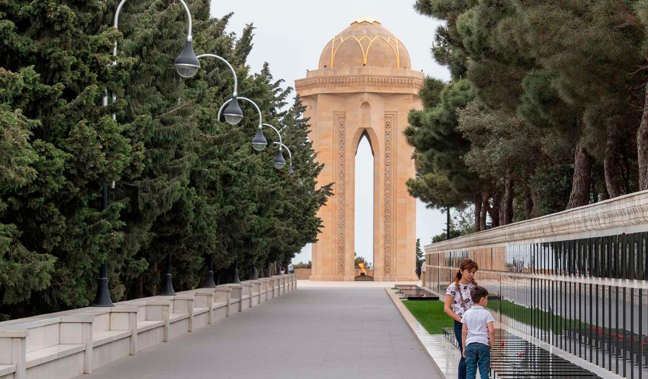 Baku: Discovery City Tour Culture, Architecture & Views 3