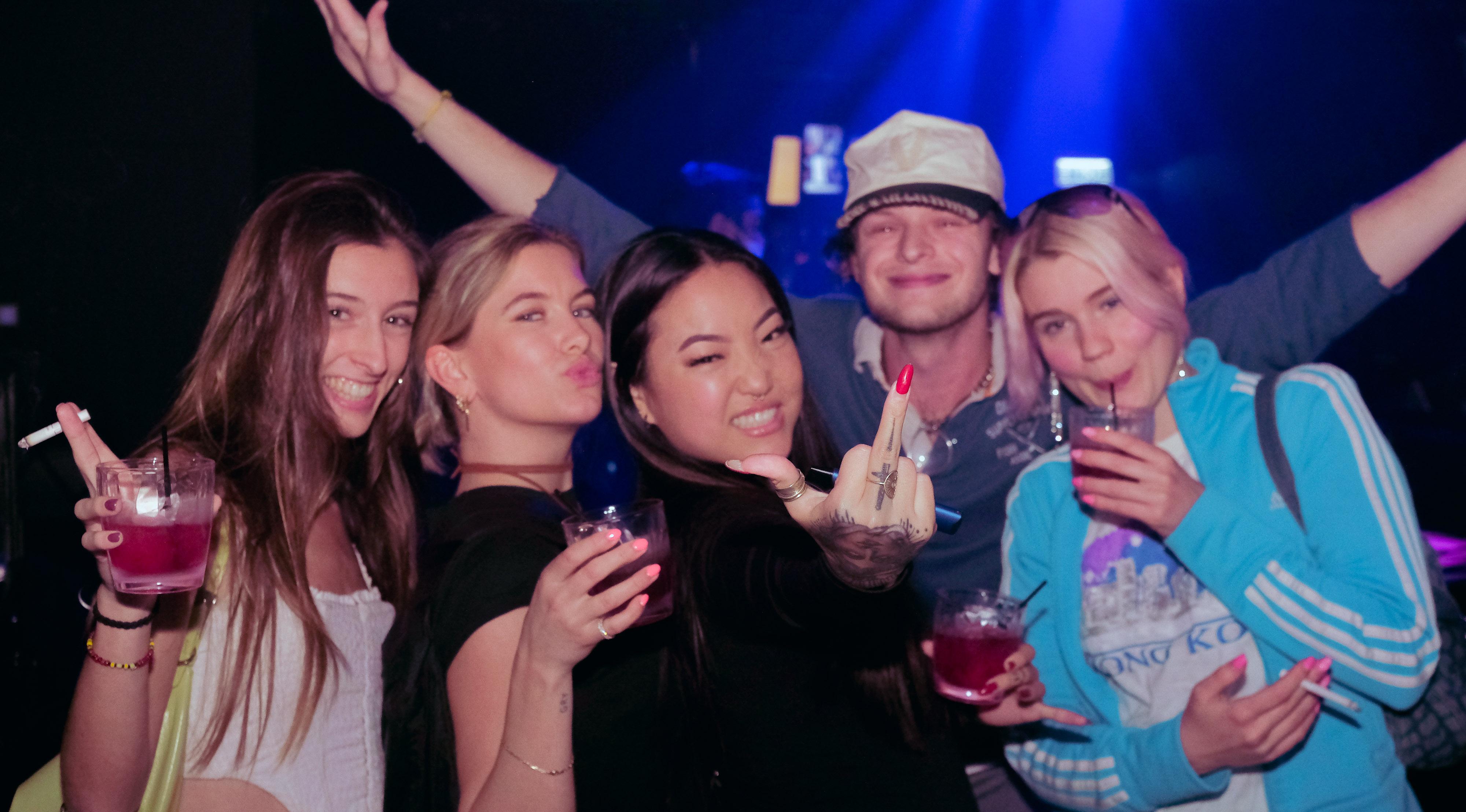 Hong Kong: #1 Pub Crawl! 3 Bars & FREE CLUB ENTRY 3