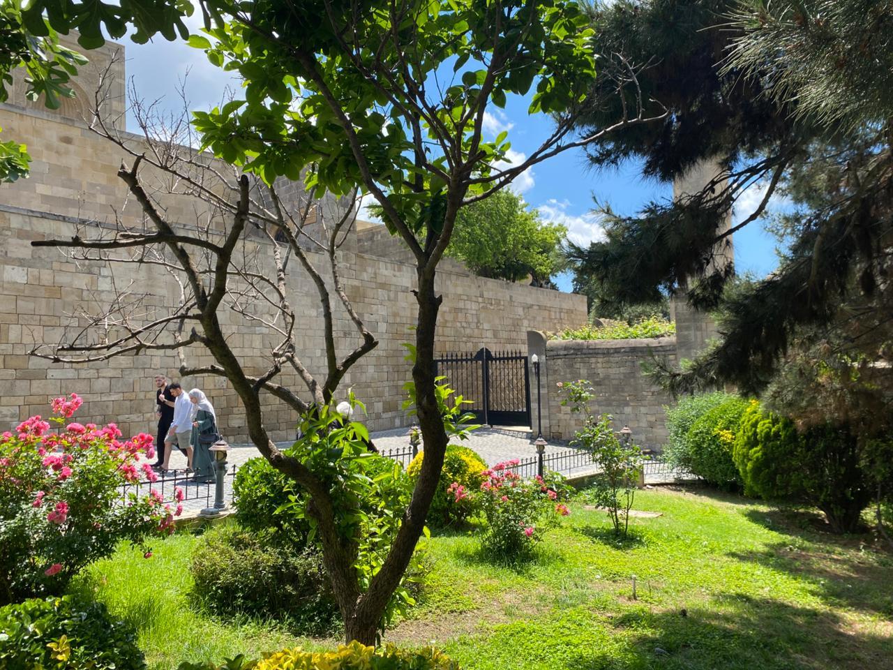 Baku: Walking Tour of Old City & Monument to Lovers and Cats 2