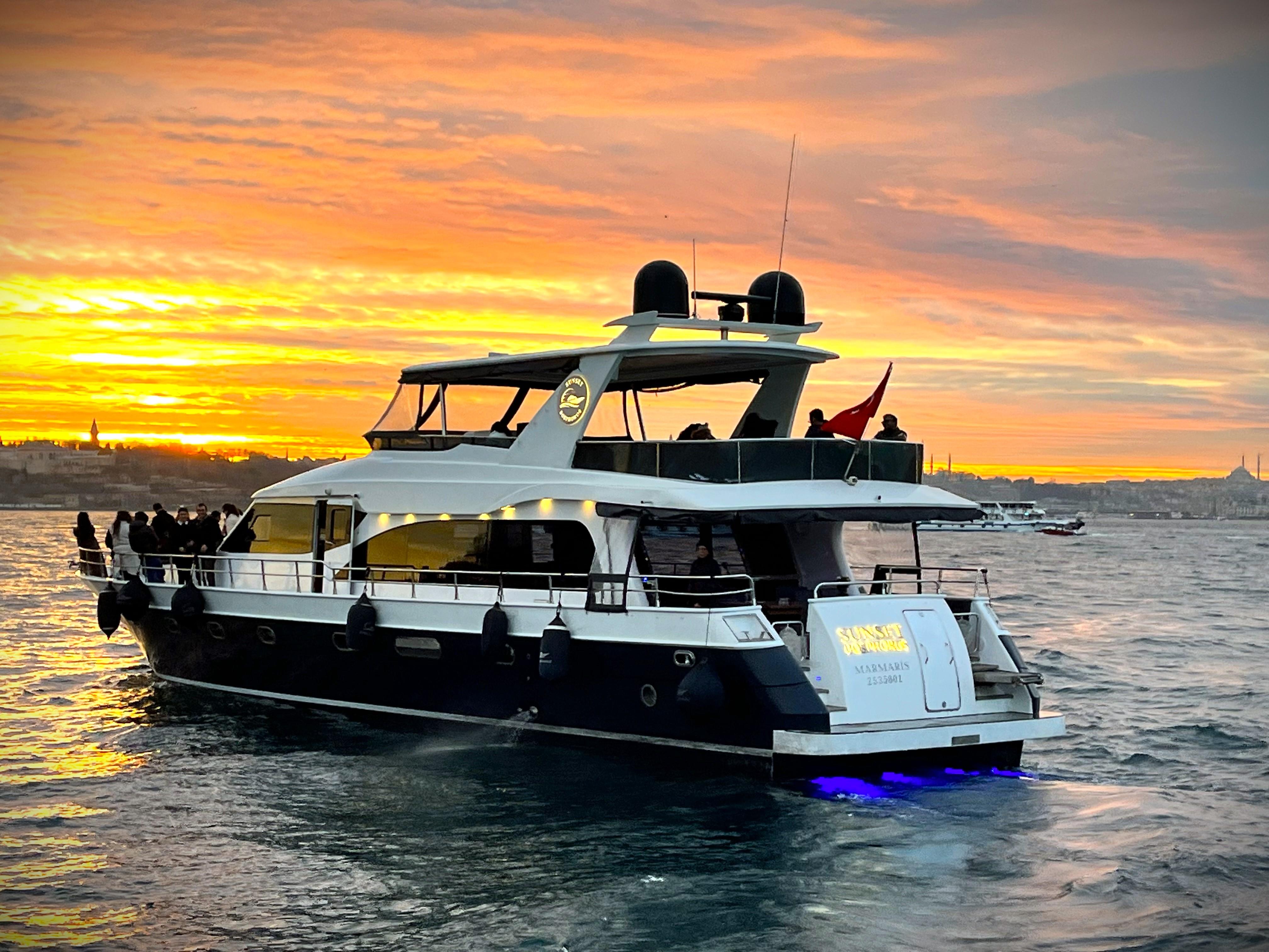 Istanbul: Bosphorus Sunset Yacht Cruise with Live Guide