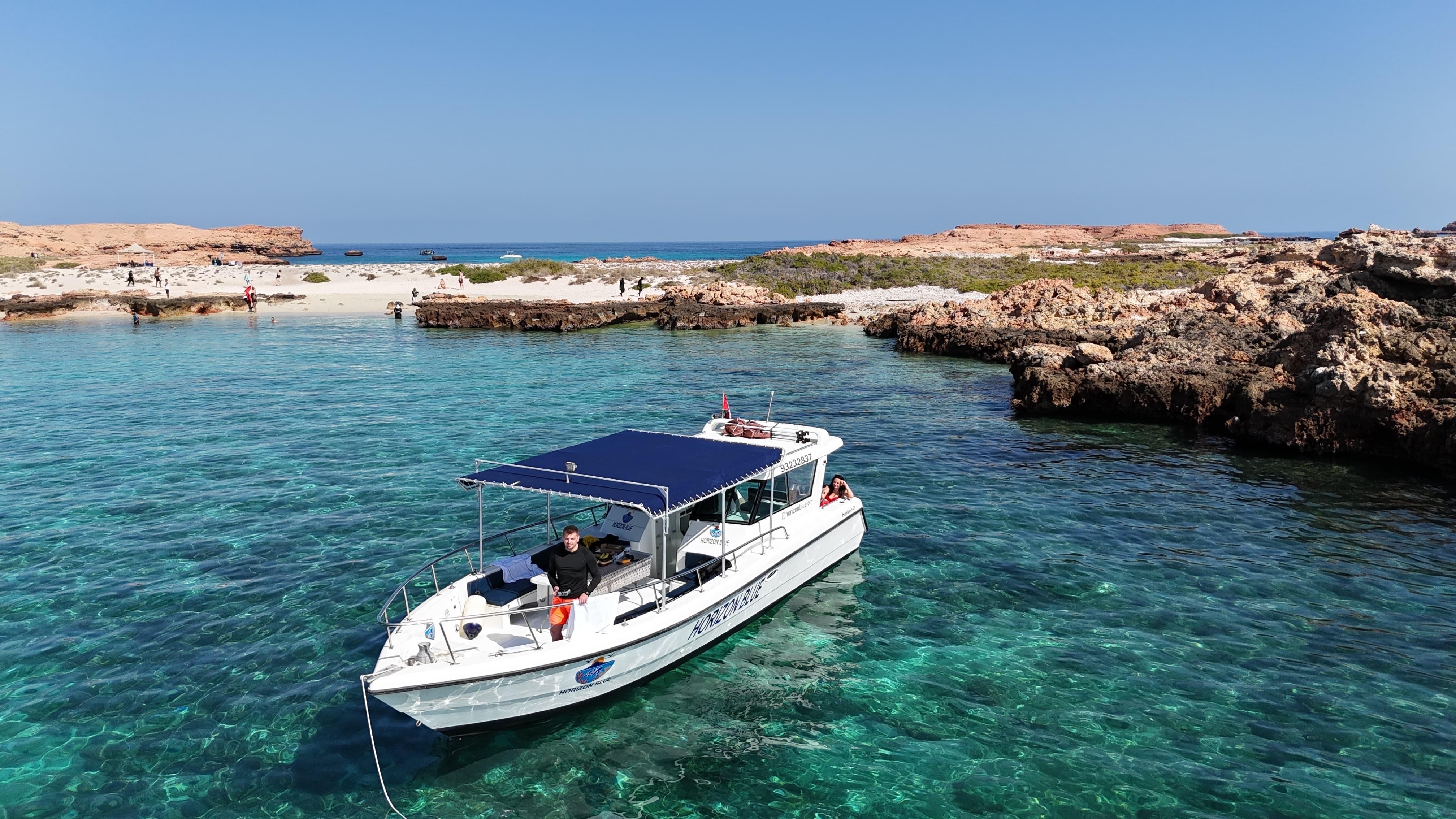 Muscat: Dolphin Watching and Snorkeling Boat Trip with Lunch