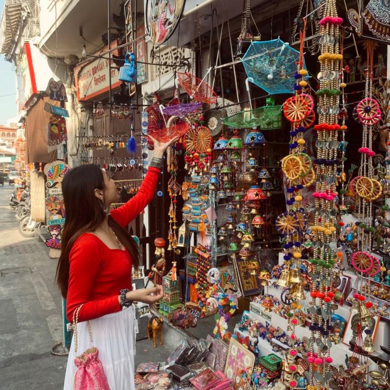 Delhi: Guided Shopping Tour With Local Female Expert 3