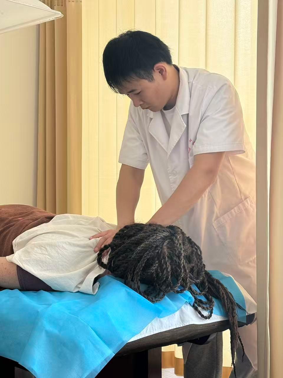 Shanghai: TCM Body Assessment & Tuina Experience