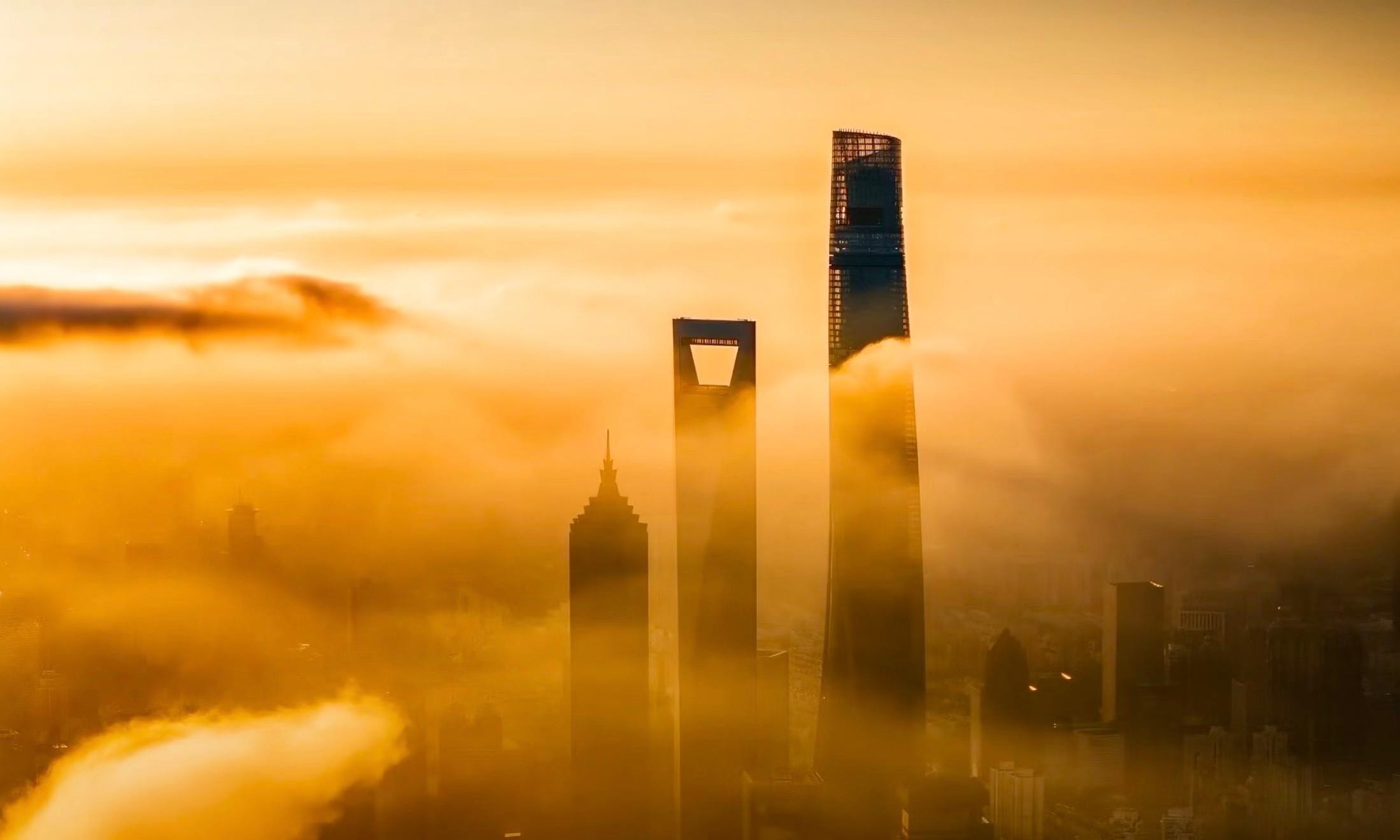 Shanghai Sunset Walk: Historic Bund to Cyberpunk Skyline