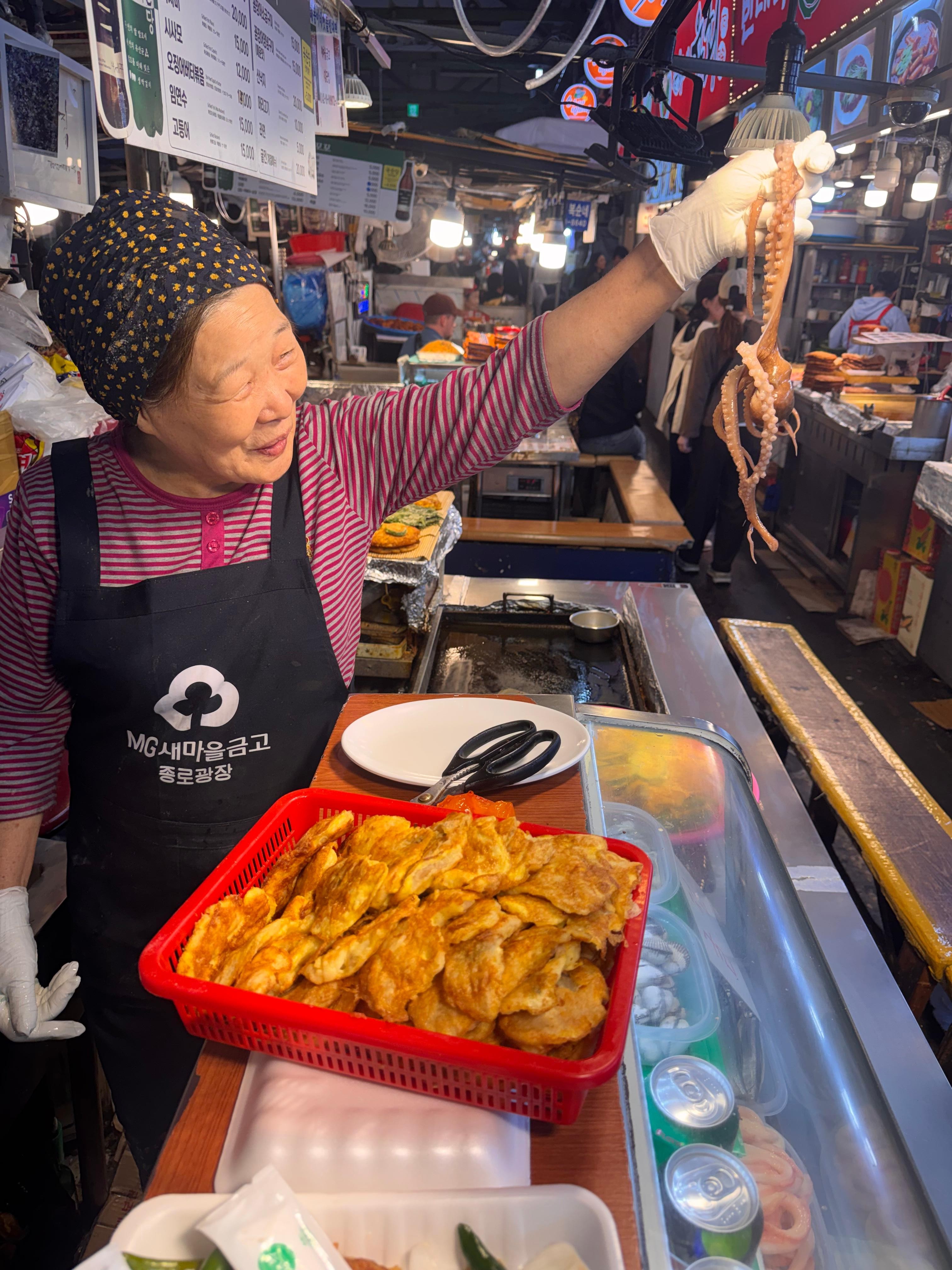 Seoul Dongmyo Flea and Gwangjang Market Tour