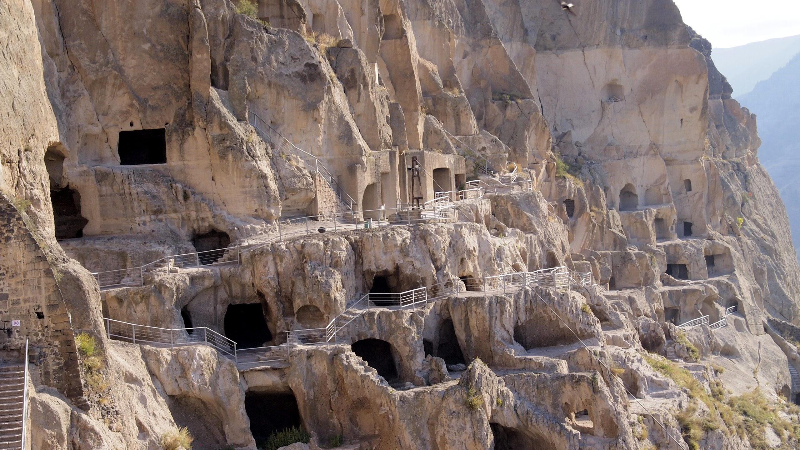 Kutaisi: Borjomi, Rabati Castle and Vardzia Private Day Tour
