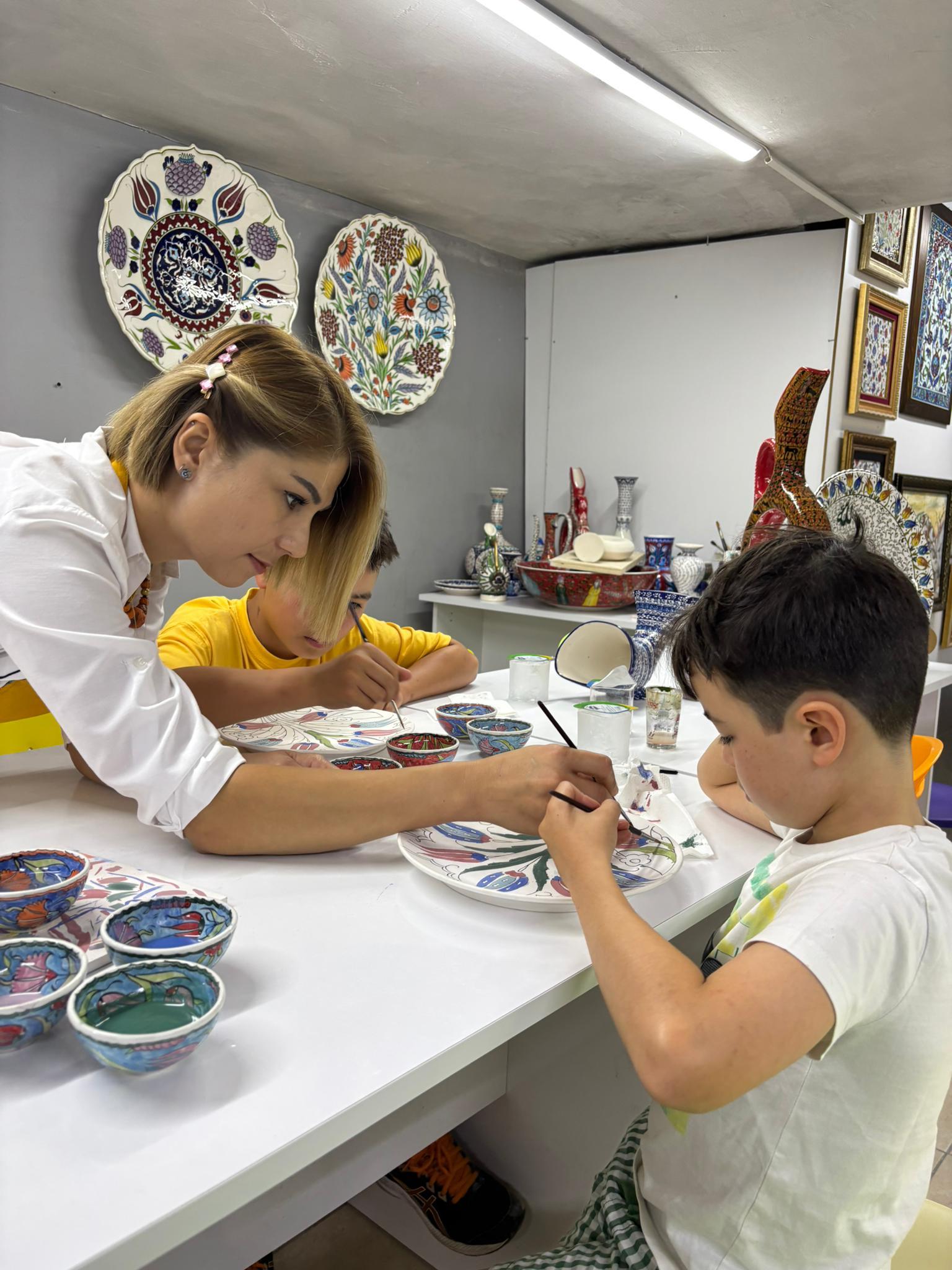 Iznik Quartz Tile Workshop in Istanbul – Create Your Own Tile and Artwork 2