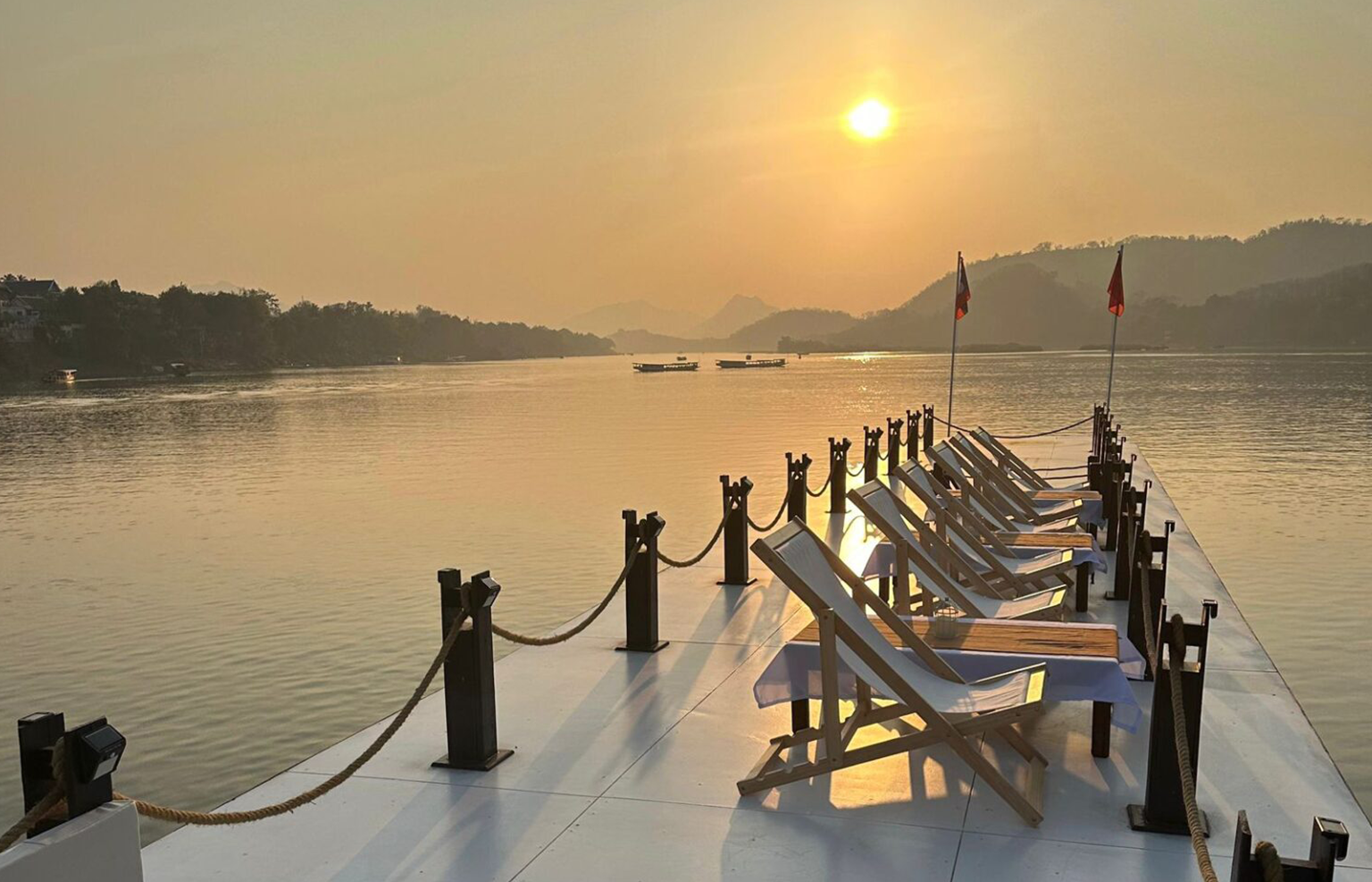 Luang Prabang: Mekong River Sunset Cruise and Dinner 2