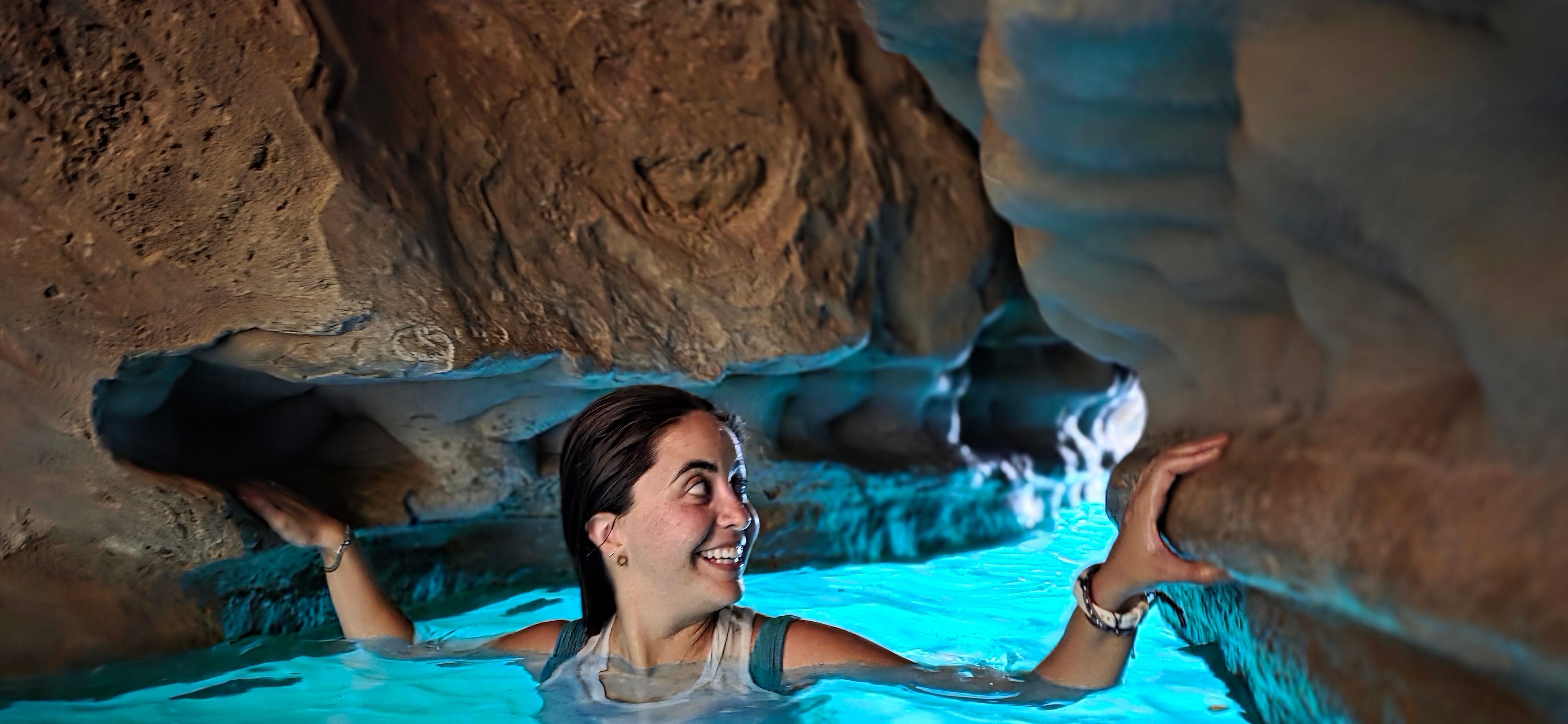 Muscat: Wadi Al Shab Adventure, Sinkhole & Fins Beach Tour