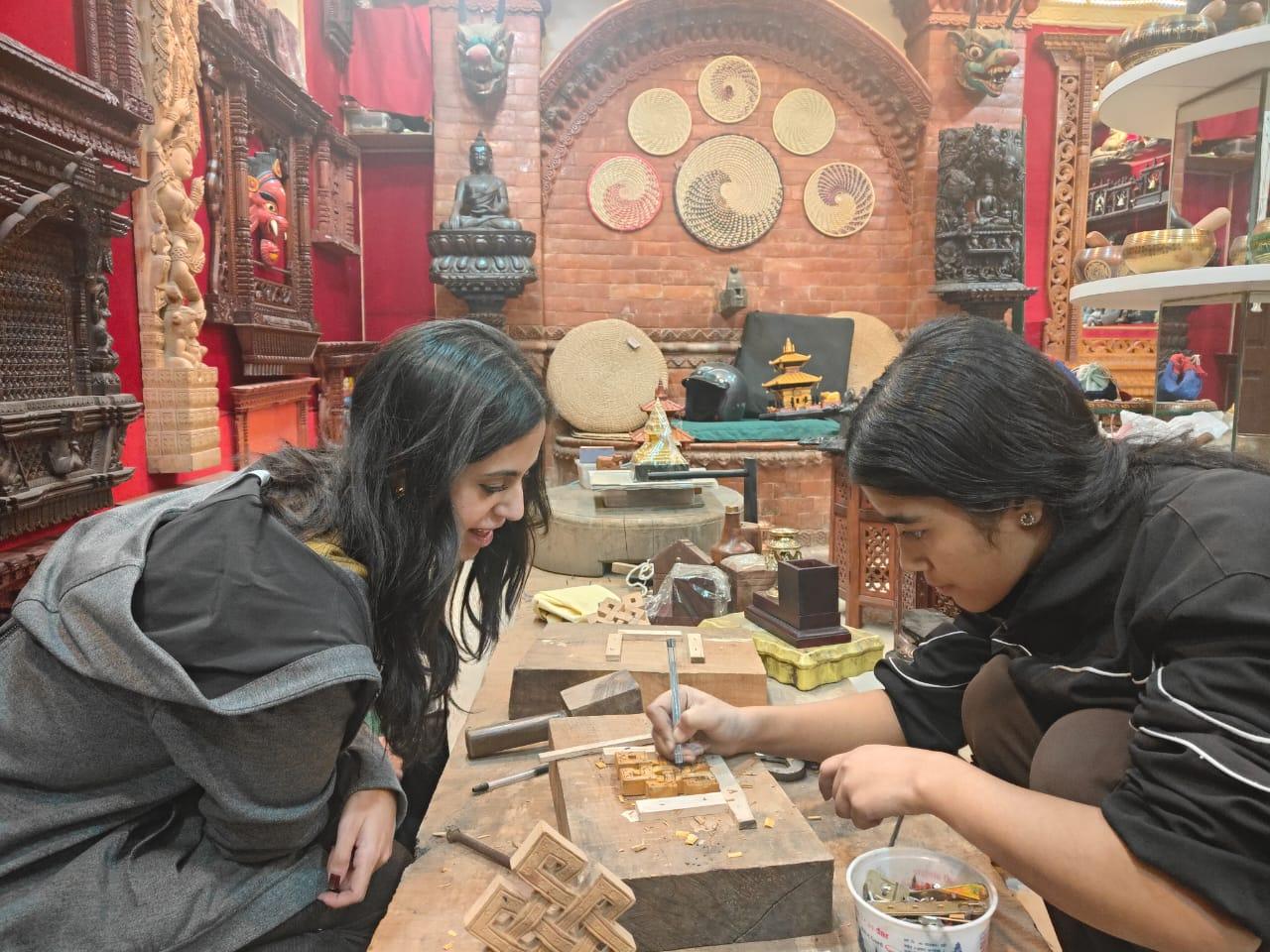 Kathmandu: Express Wood Carving Workshop & Hotel Transfers