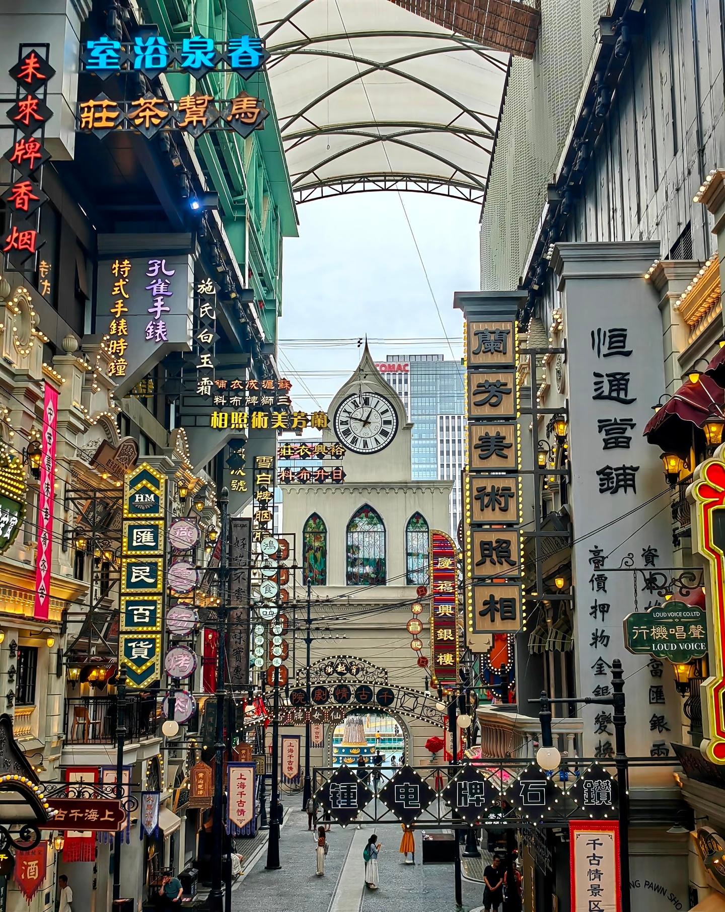 Shanghai: Bund & Nanjing Rd Tour with Romance Show Ticket 3