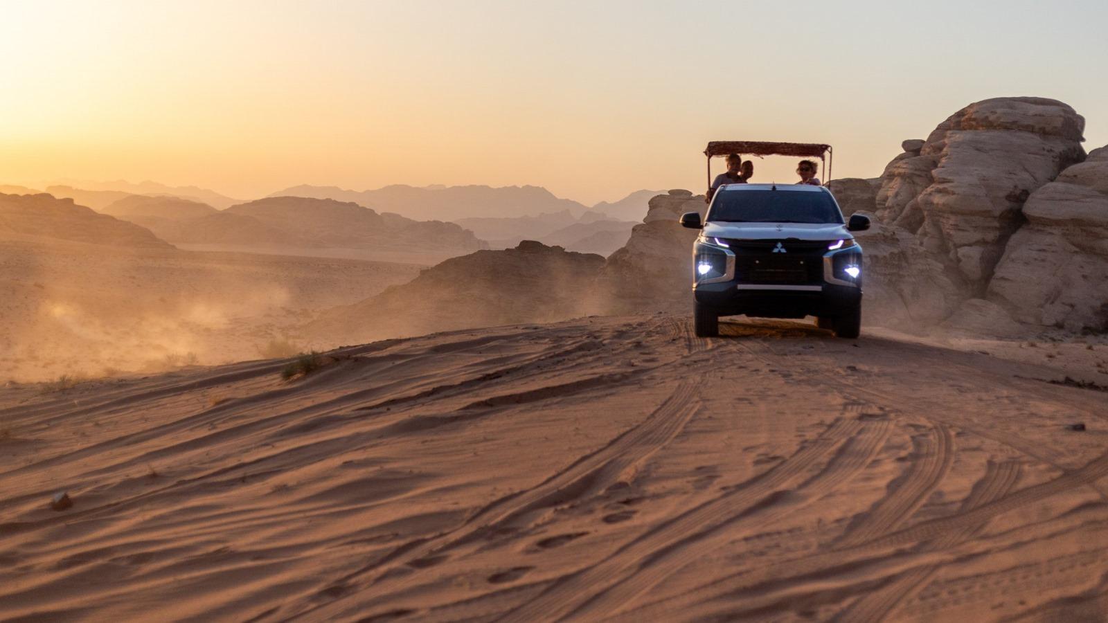 Wadi Rum: Overnight Jeep Tour with Meals and Sandboarding