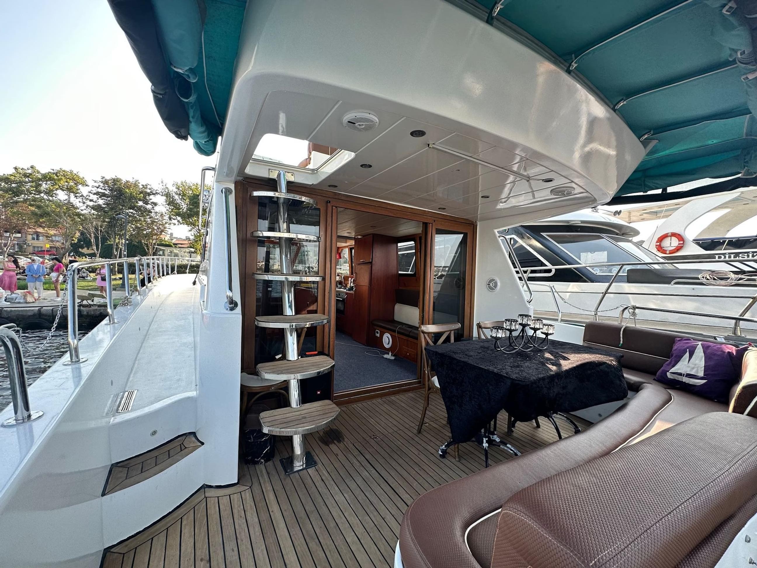 Istanbul:Private Yacht Cruise with Maiden's Tower Visit 3