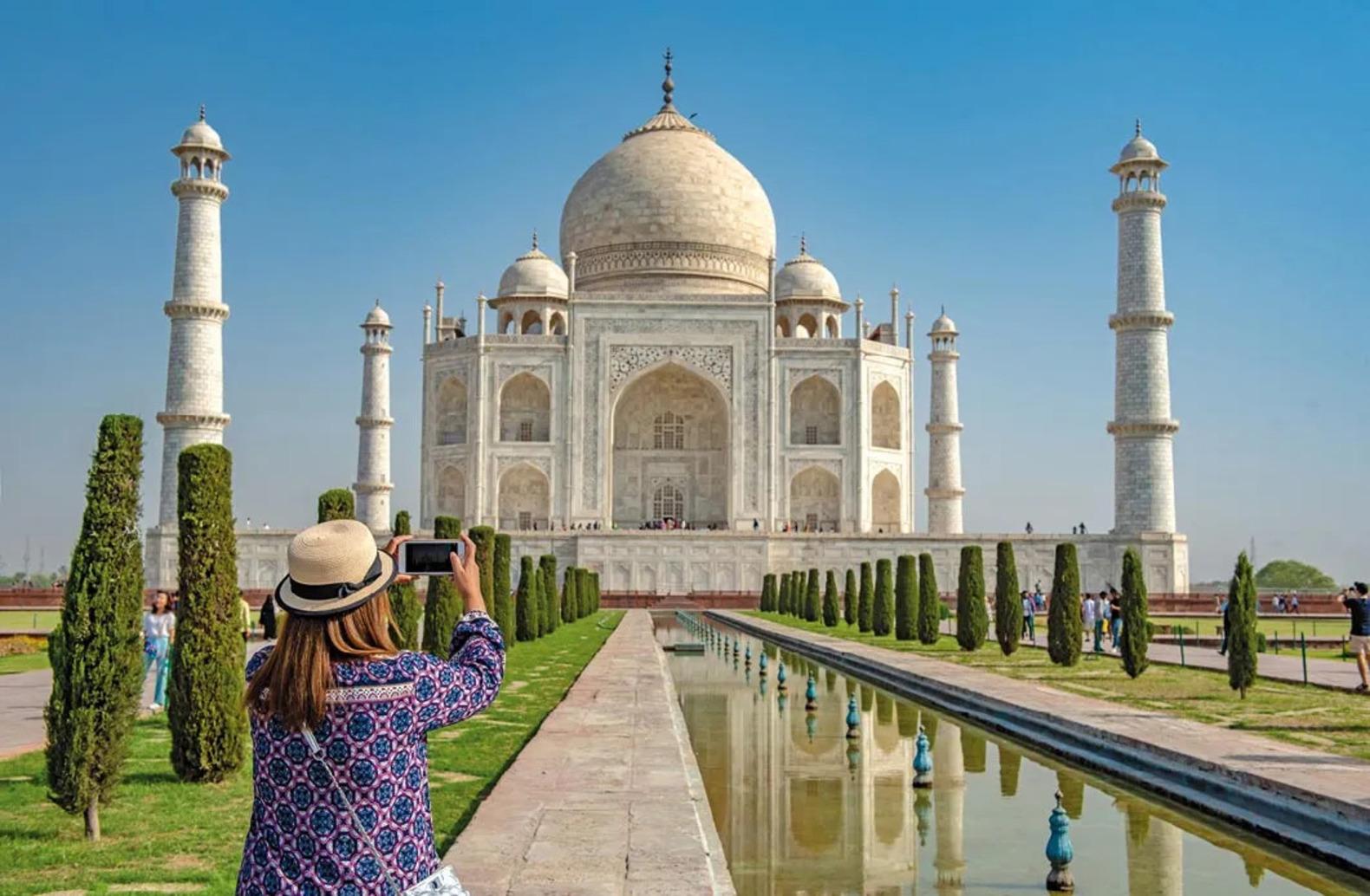 From Delhi: Private Taj Mahal and Agra Day Trip with 5* Meal 2