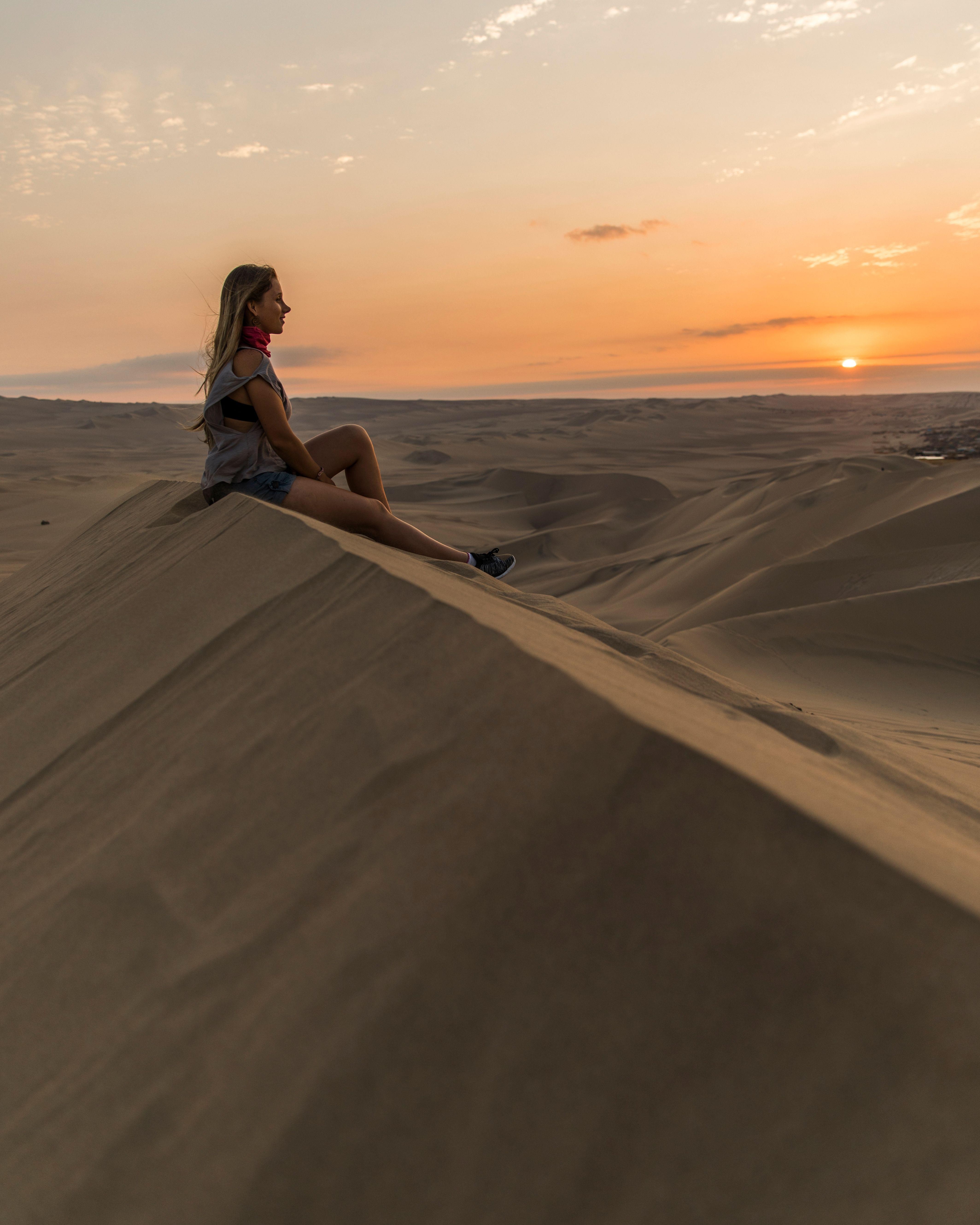 Doha: Private Sunset Safari, Falcon Photo & Scarf Gift