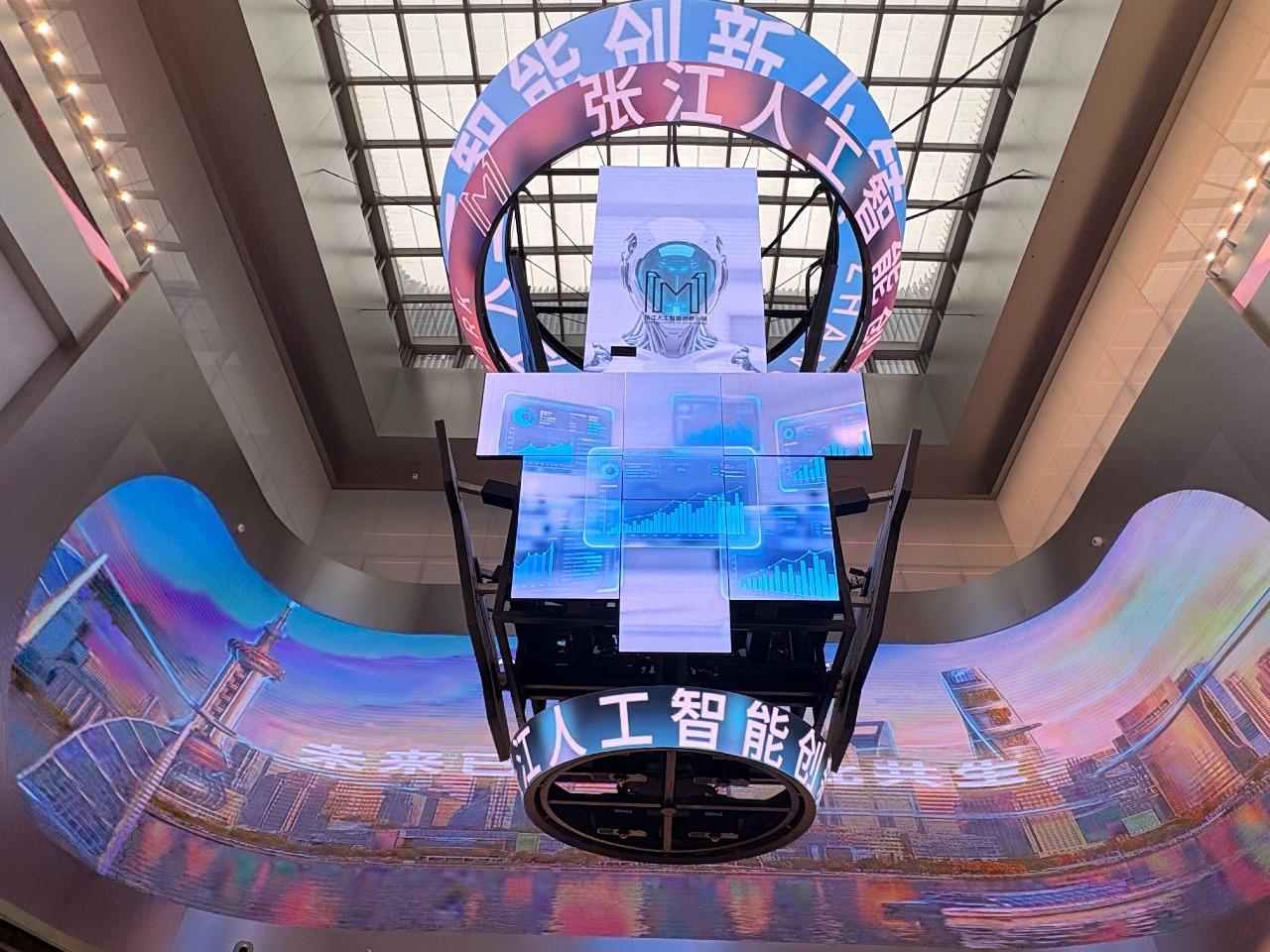 Shanghai: AI Mall Robots Self-guided Tour Transportation