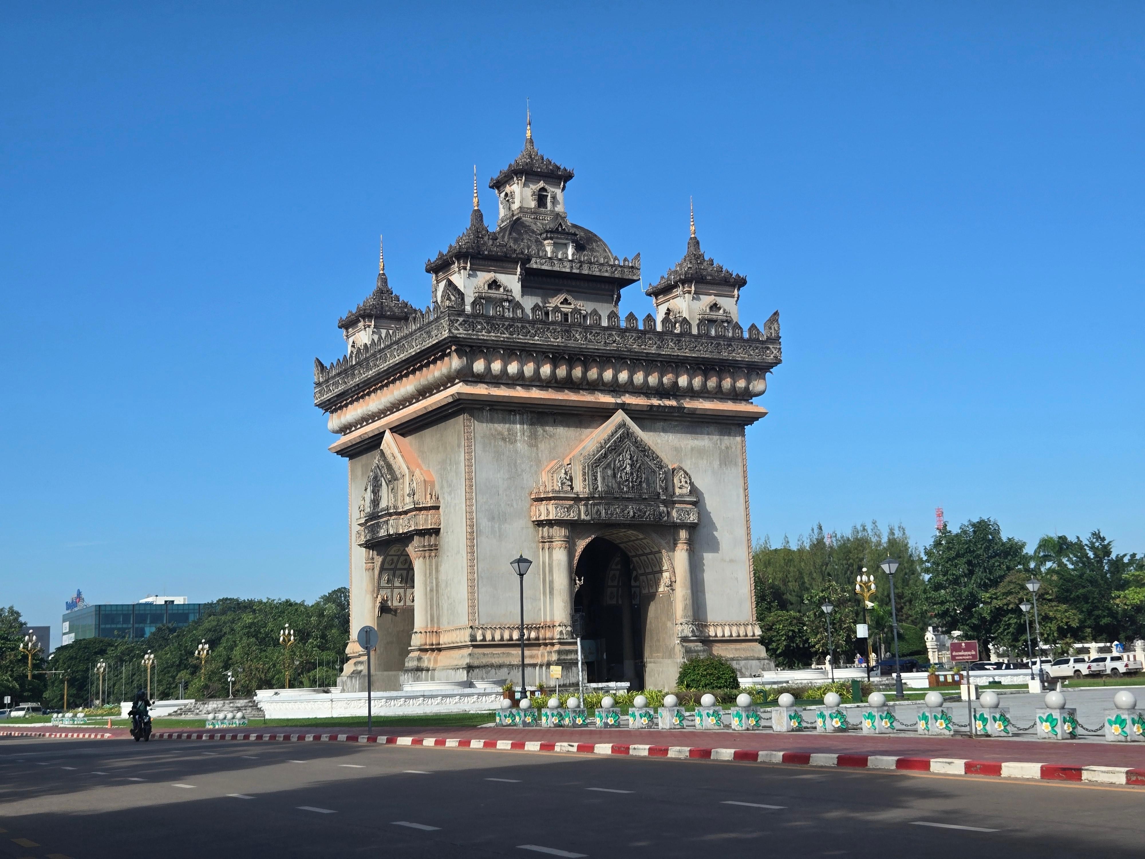 Patuxay: Guided Tour and Lao Coffee Tasting Experience