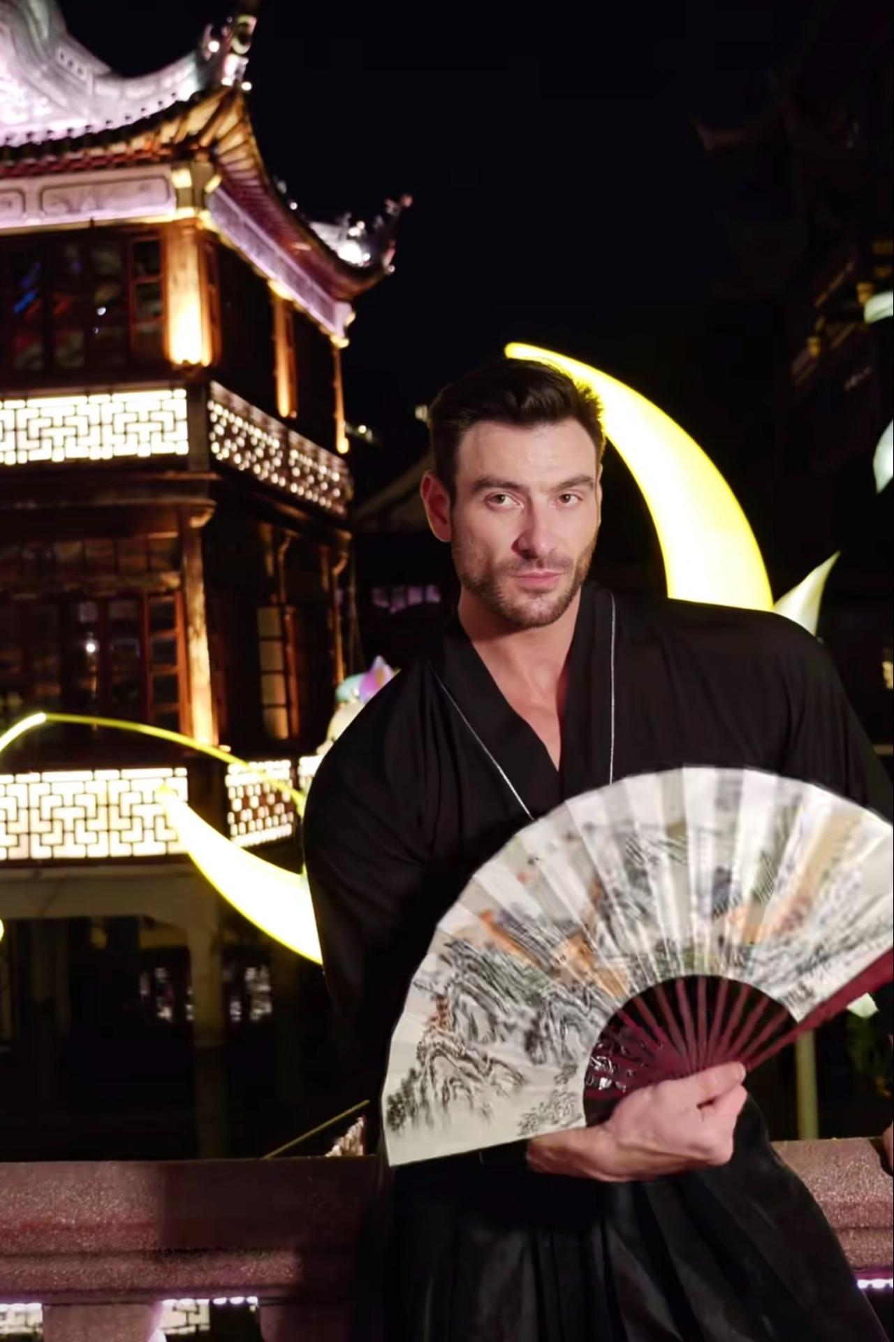 Yu Garden Visit with Hanfu Traditional Styling & Makeup Tour 3