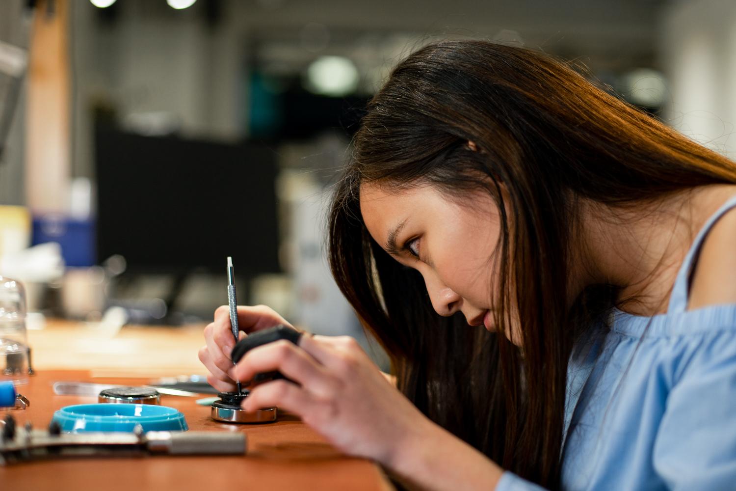 Hong Kong: Mechanical Watchmaking Workshop with Eng Guide