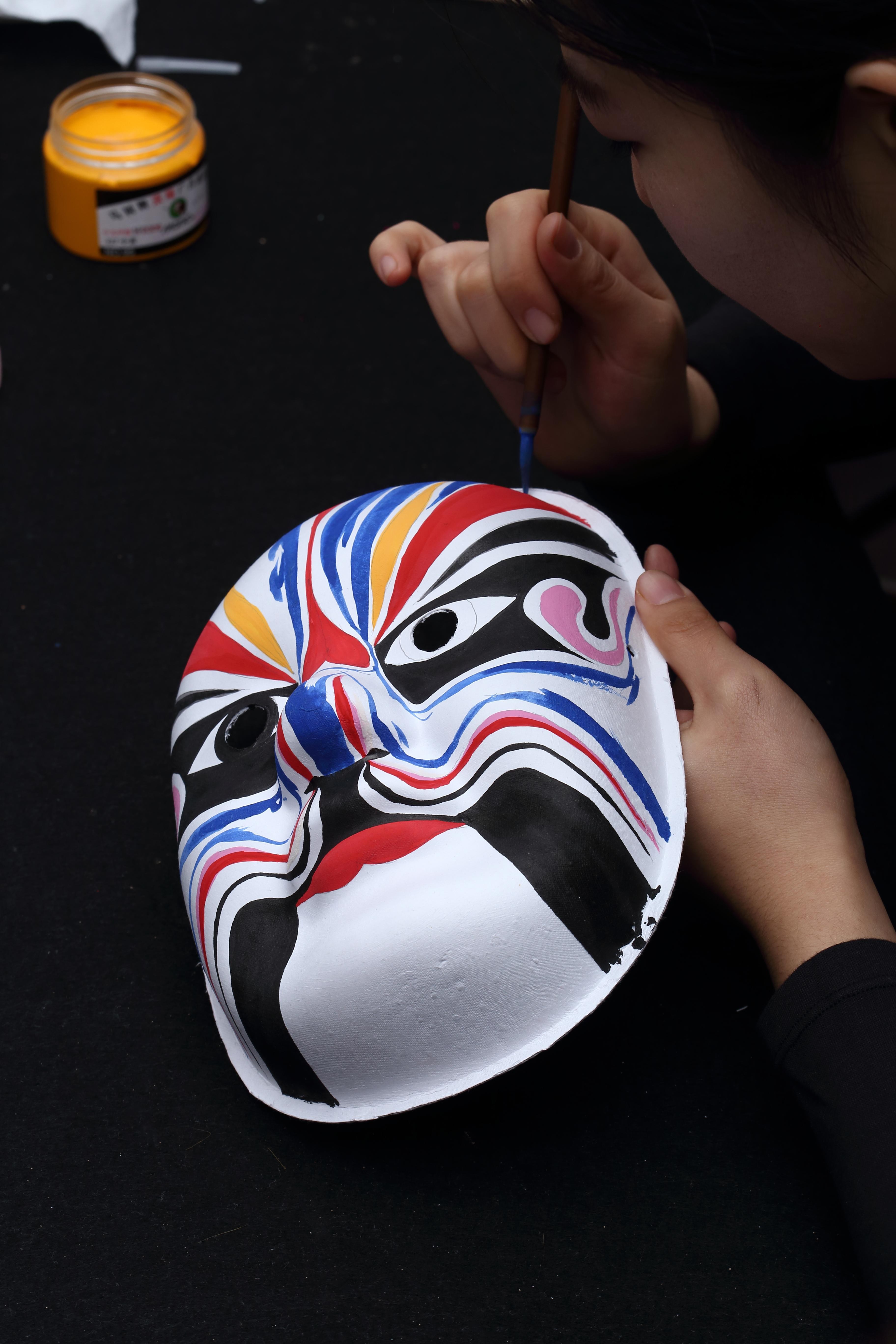 Beijing: Peking Opera Mask Painting Workshop in Hutong