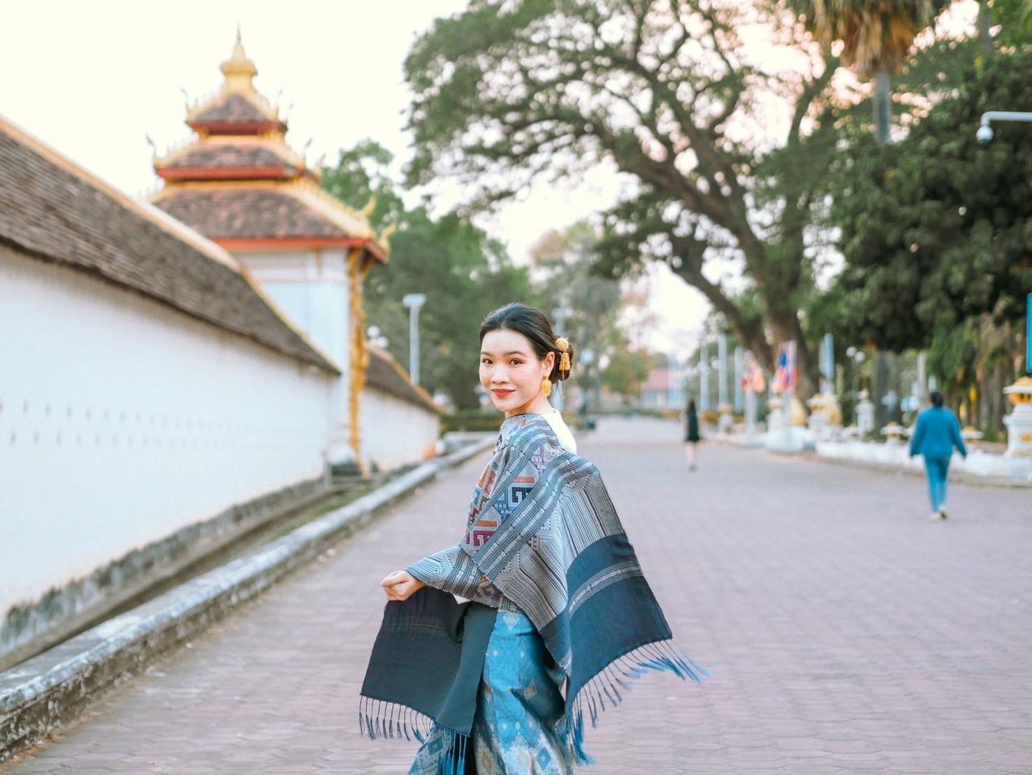 Vientiane: Lao Cultural Attire Rental & Photo Session