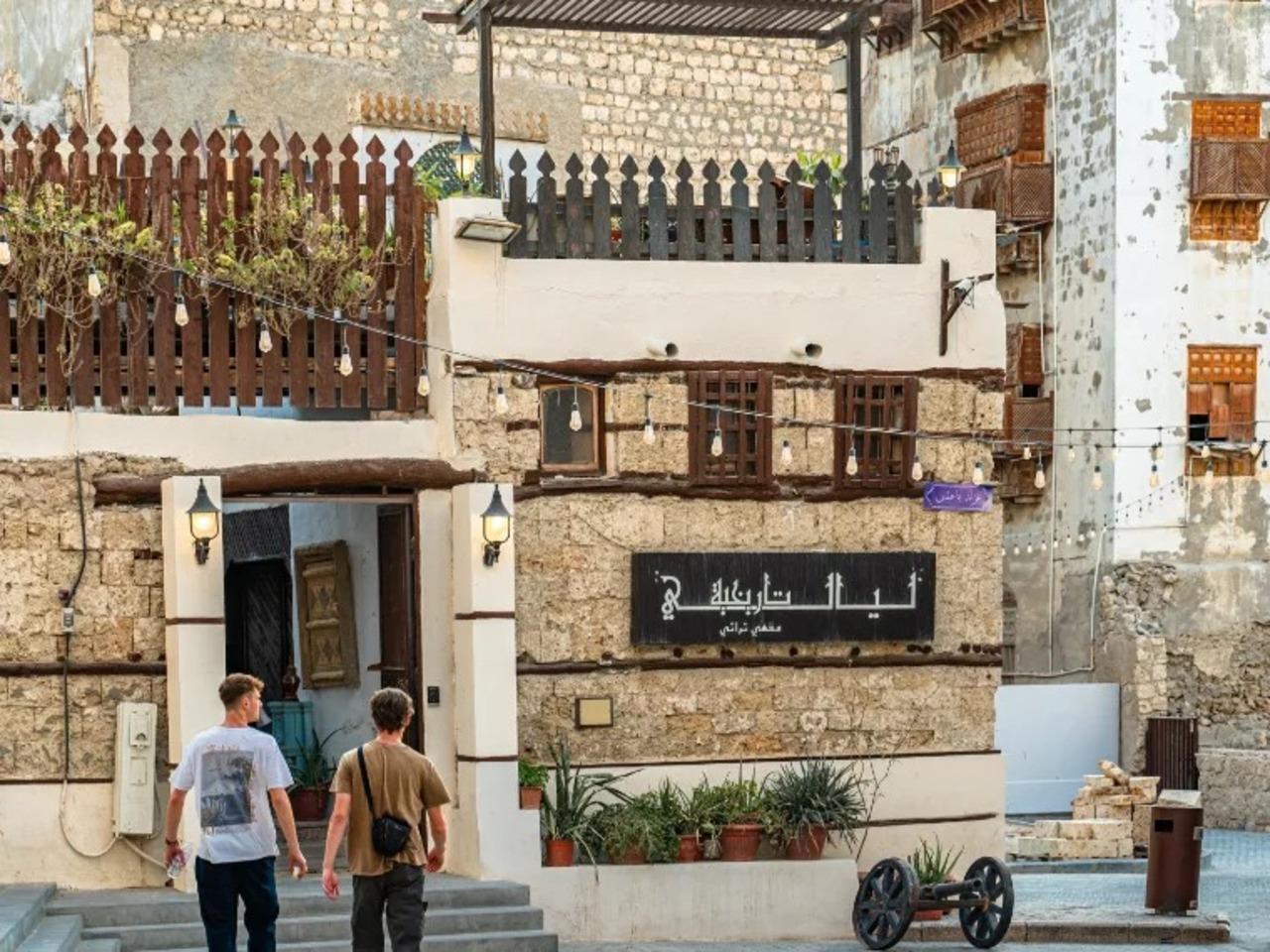 Jeddah: Al-Balad Night Tour with Coffee and Guide 3