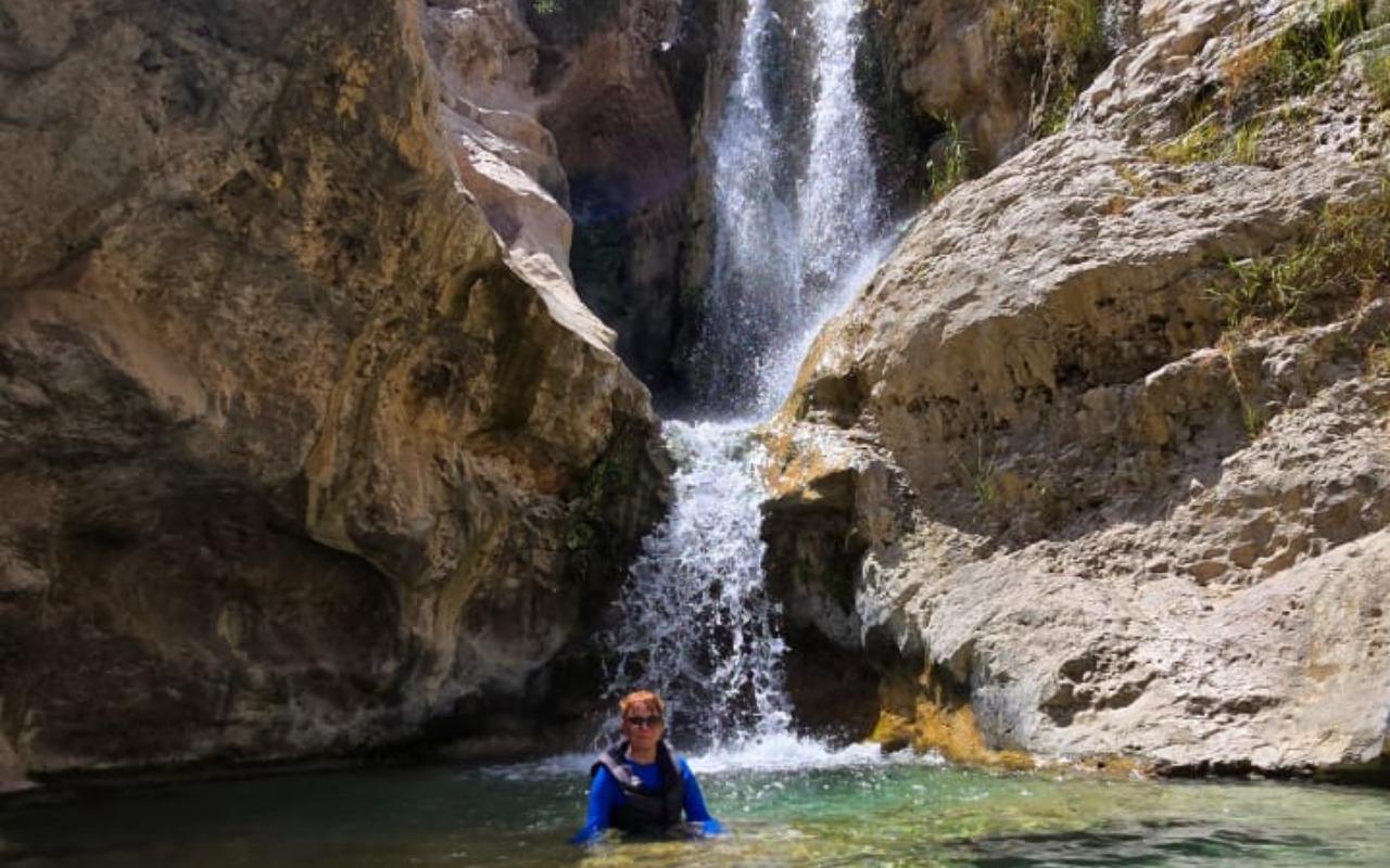 From Muscat: Guided Wadi Tiwi Hike, Romantic Cave & Sinkhole 2