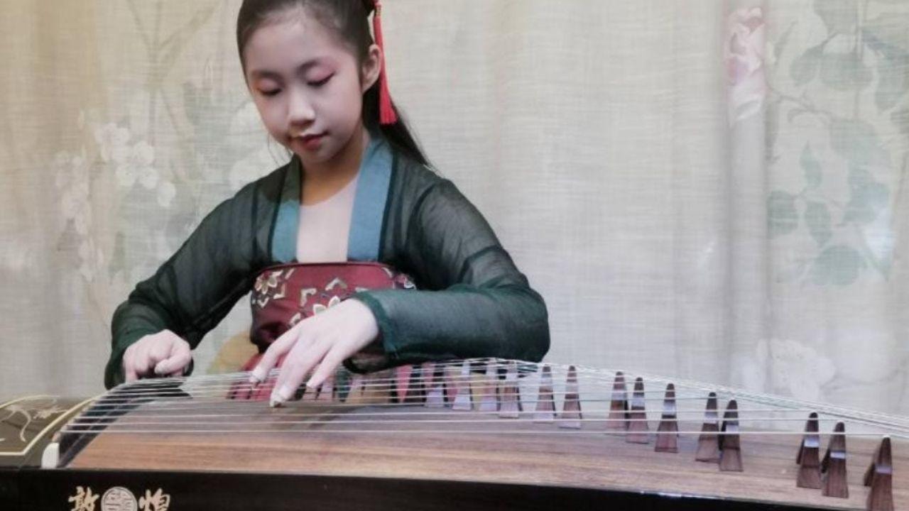 Taipei: Wear Hanfu & Play the Guzheng in a Beginner Workshop 3