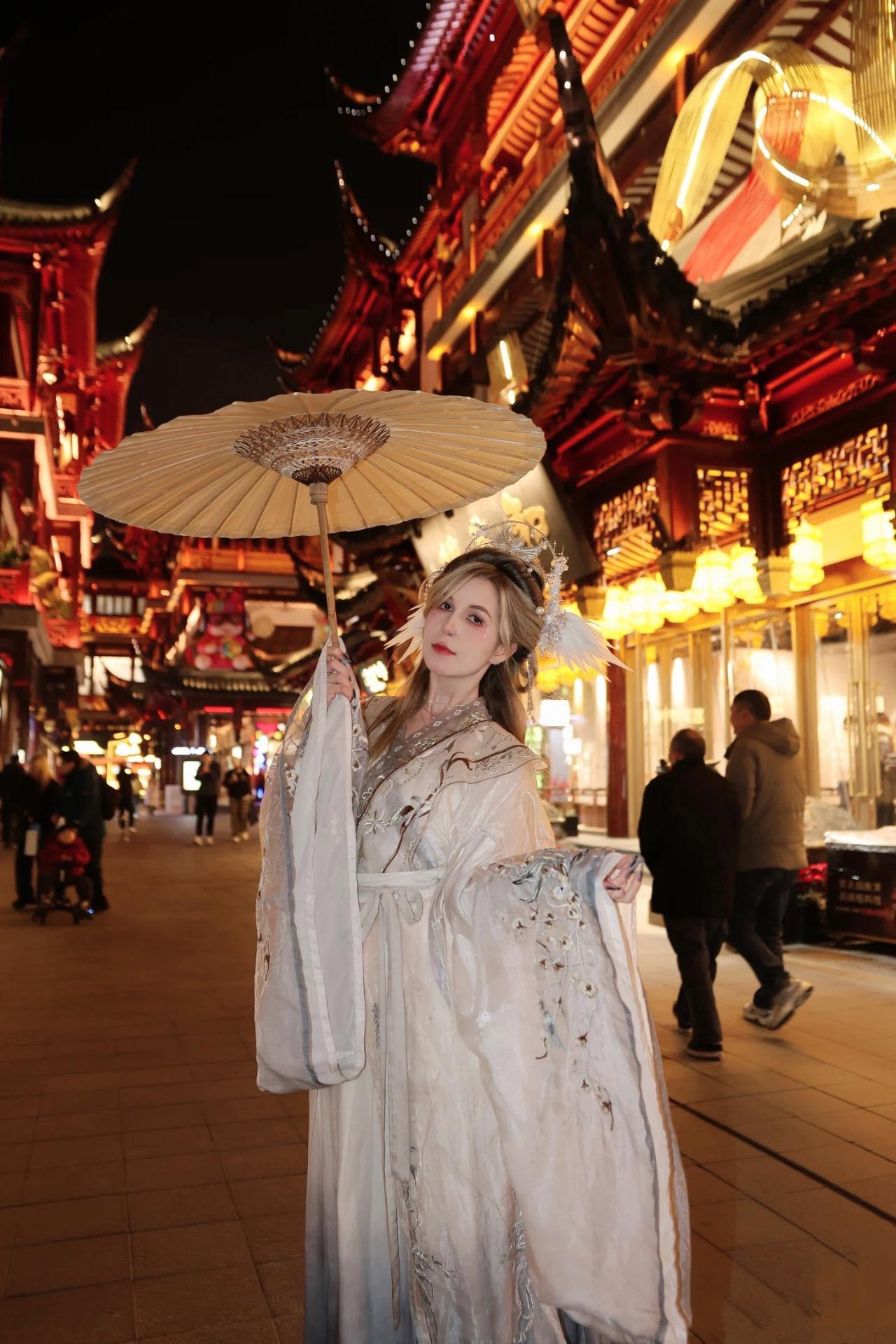 Yu Garden Visit with Hanfu Traditional Styling & Makeup Tour