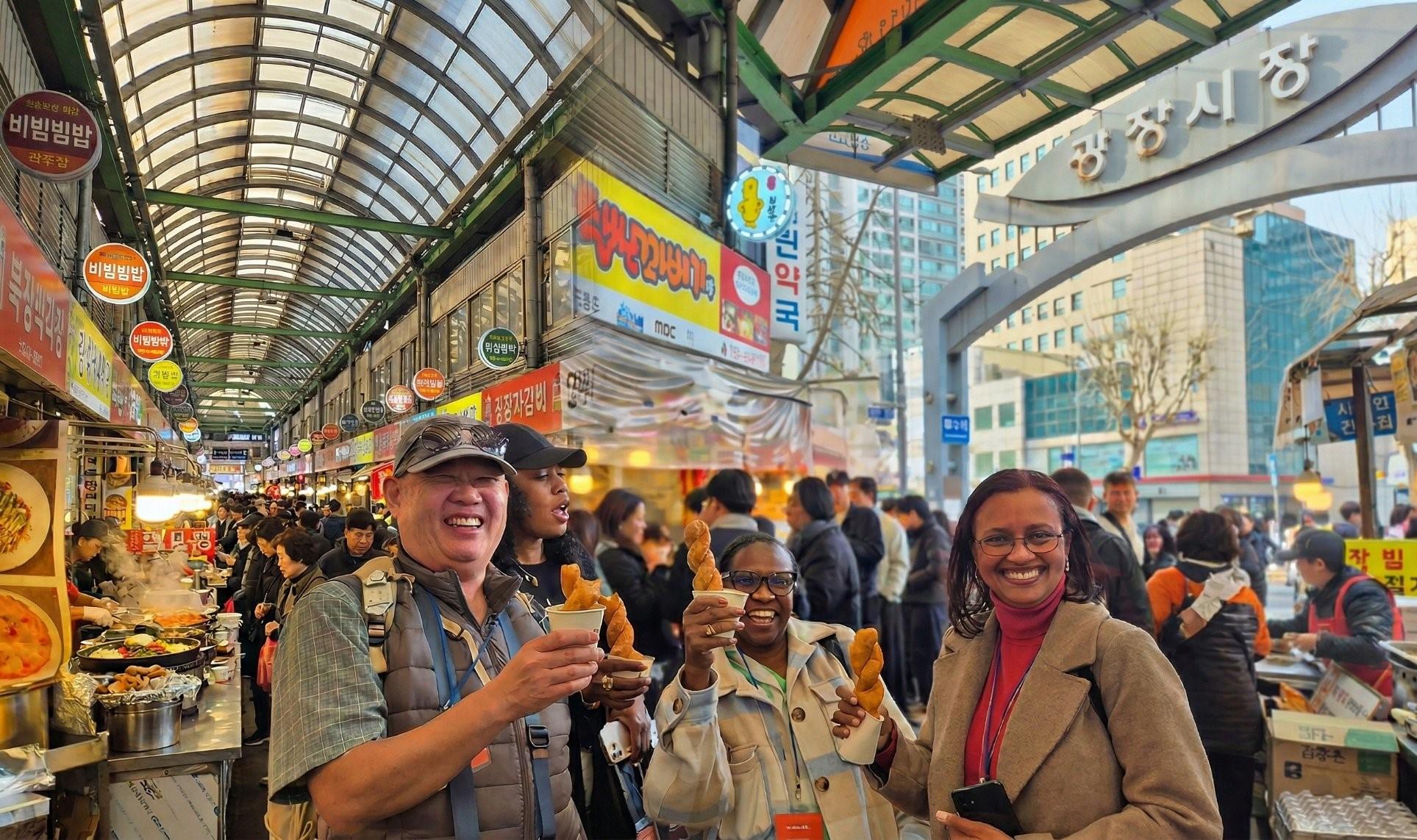 Seoul: Local Vibes, Food & Market Tour with 8 Tastings