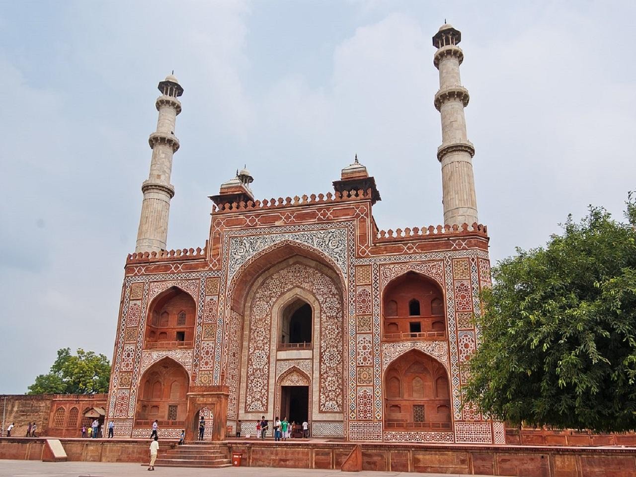 From Agra: Explore Fatehpur Sikri and Sikandra (Akbar Tomb)