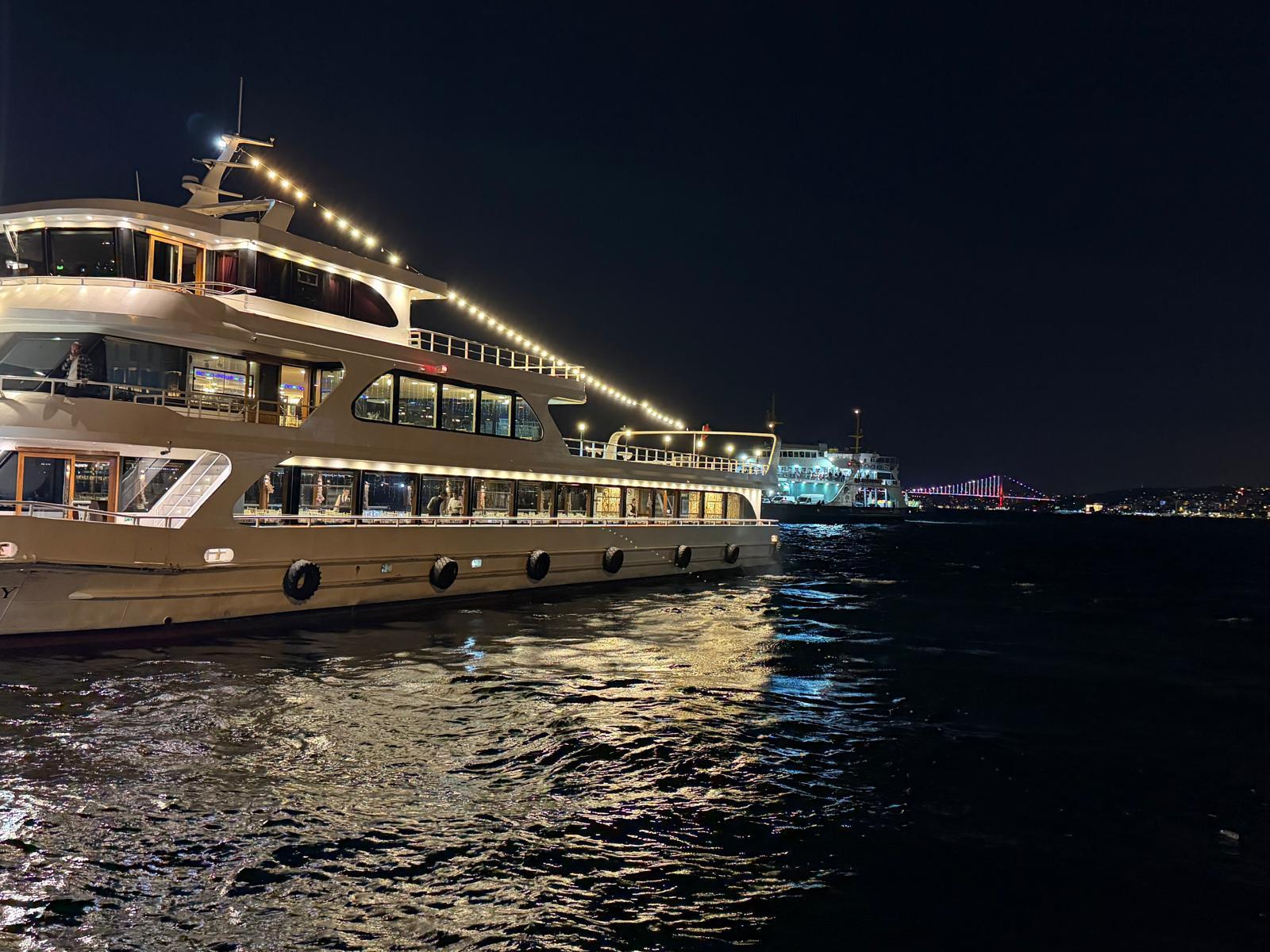 Istanbul: Budget Family Bosphorus Dinner Cruise with Music 2