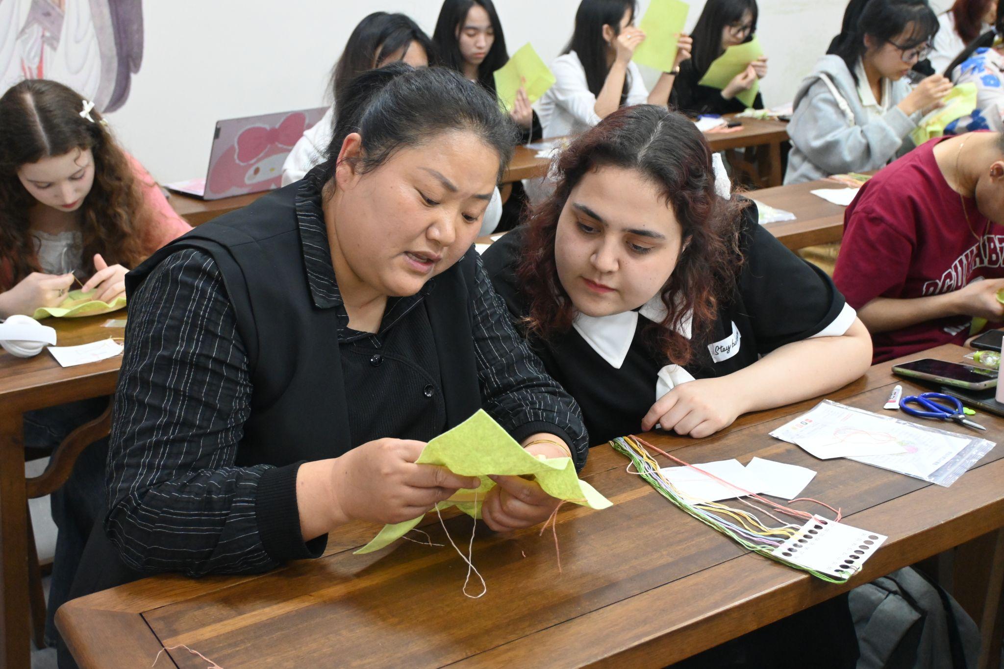 Shanghai: Traditional Silk Embroidery Workshop Experience 2