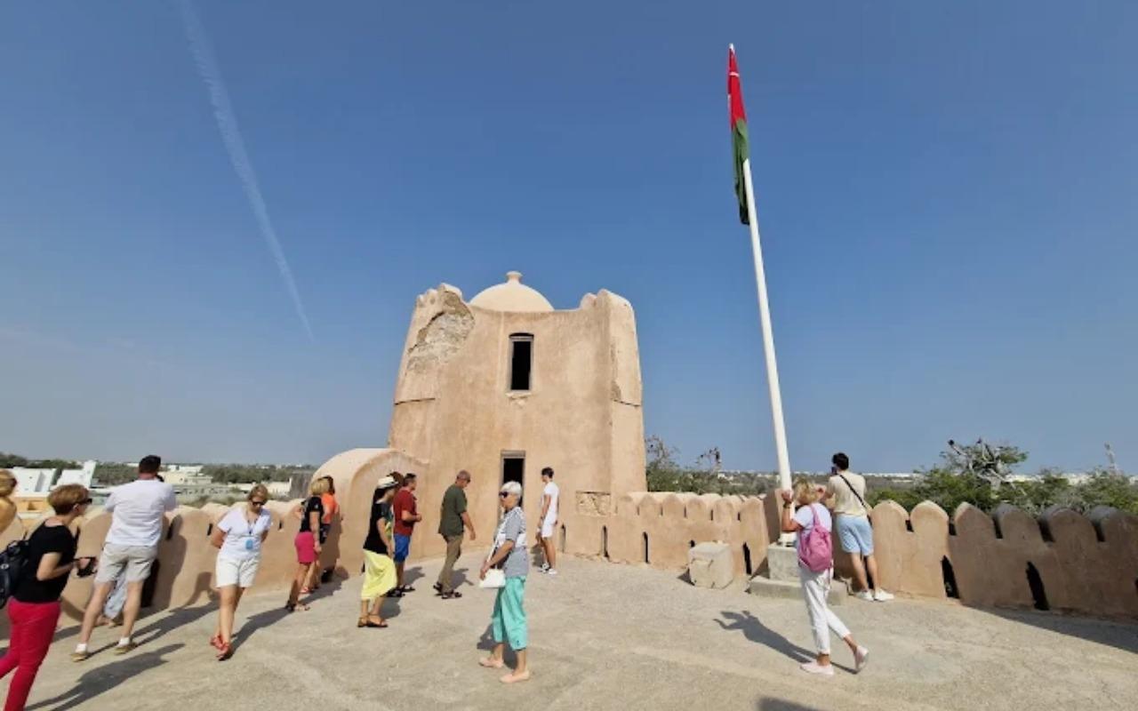 Muscat: Barka Fish Market, Fort, and Sawadi Beach Tour