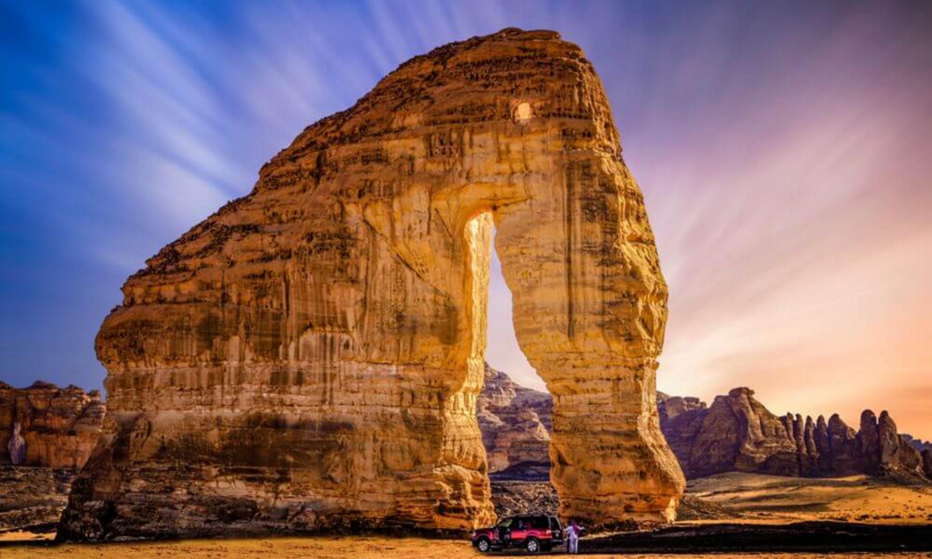 From Madinah: 2-Day Private AlUla Tour with Hegra & Hotel 2