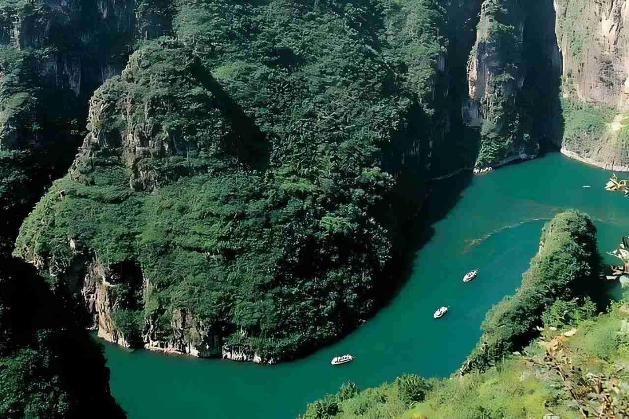 From Beijing: Longqing Gorge & Guyaju Caves Private Day Trip