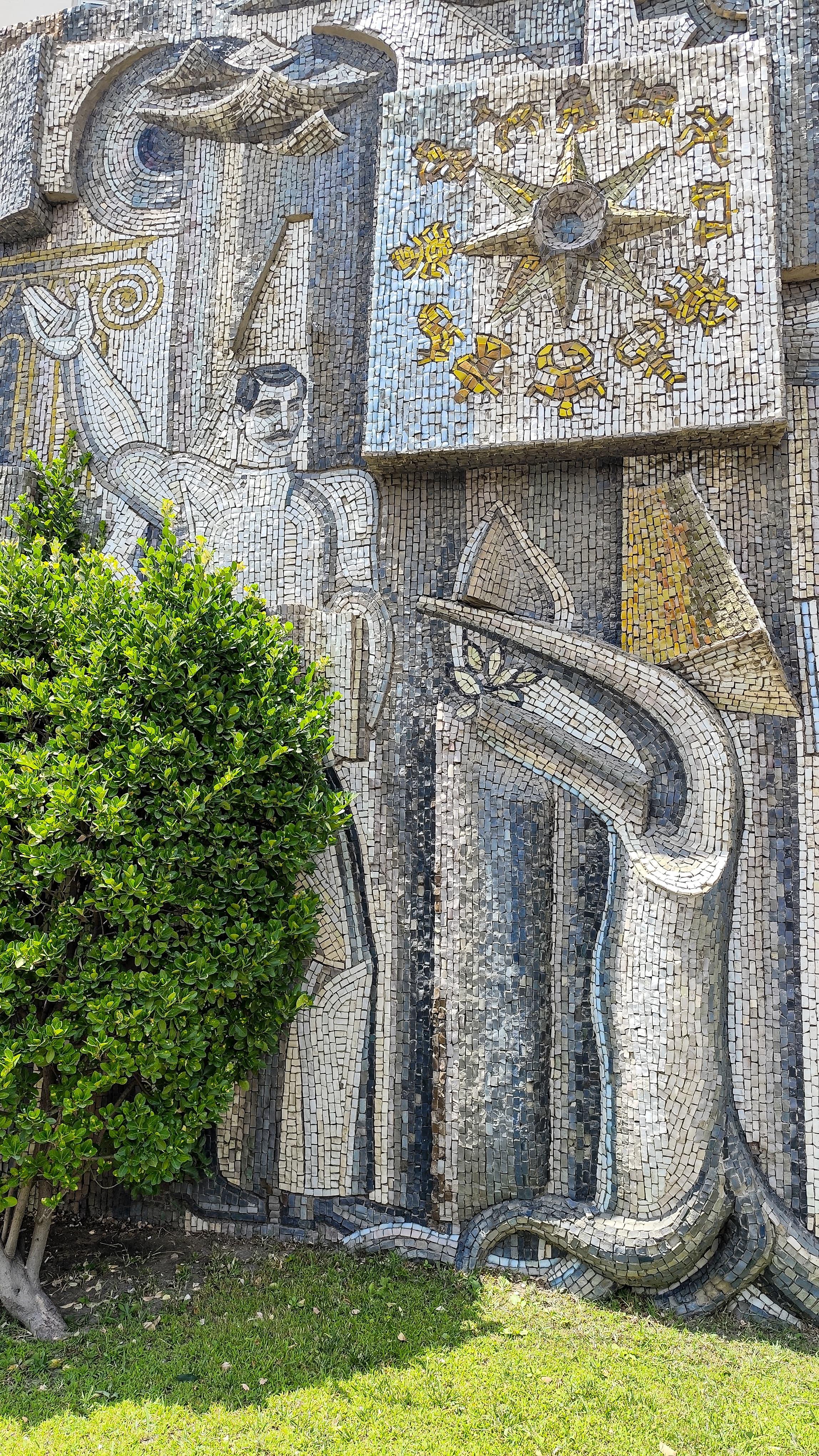 Baku: Local Historian's Socialist Architecture & Mosaic Tour