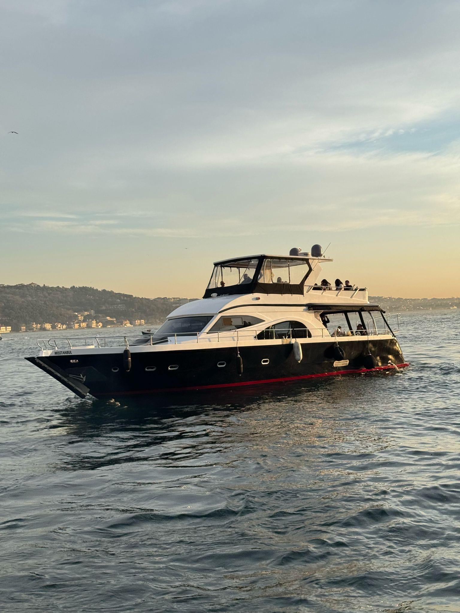 İstanbul: Private Luxury Bosphorus Yacht Tour Whit Snacks. 2