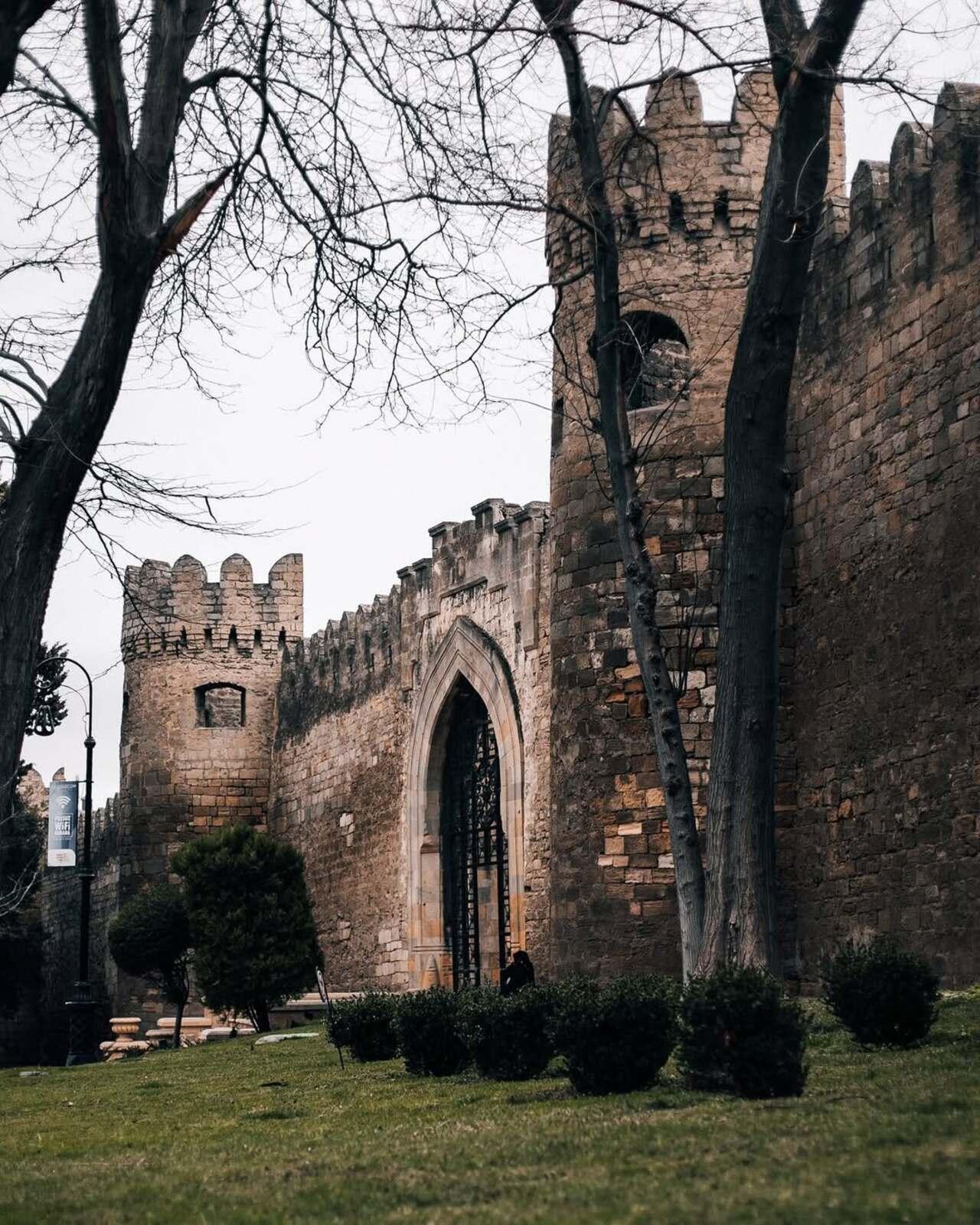 Baku: Old City Walking Tour with Live Music Performance