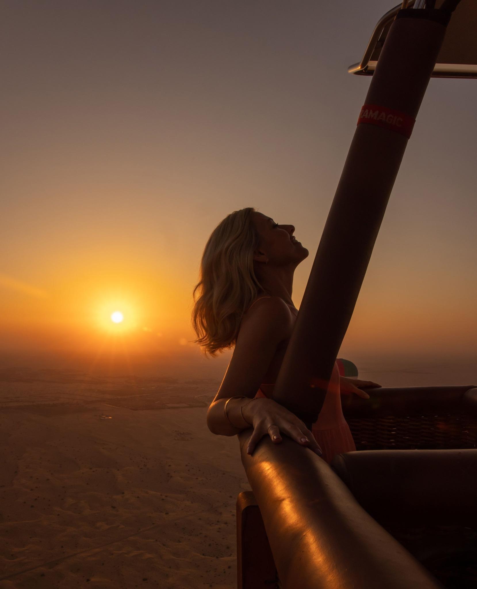 Dubai: Hot Air Balloon Ride in Vintage Land Rover Experience