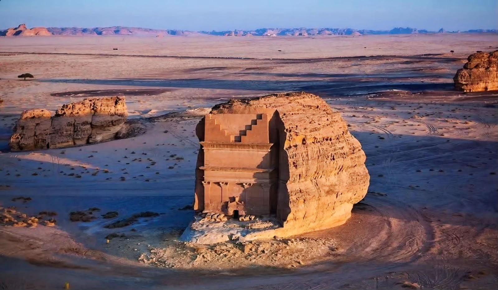 Al-Ula: Group Shuttle Bus Tour of UNESCO-Listed Hegra