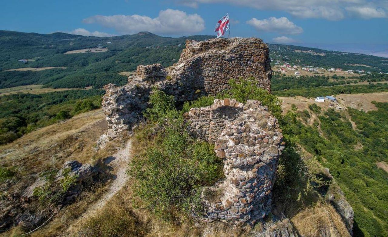 Tbilisi: Azeula Fortress, Sameba Church & Chronicle Tour