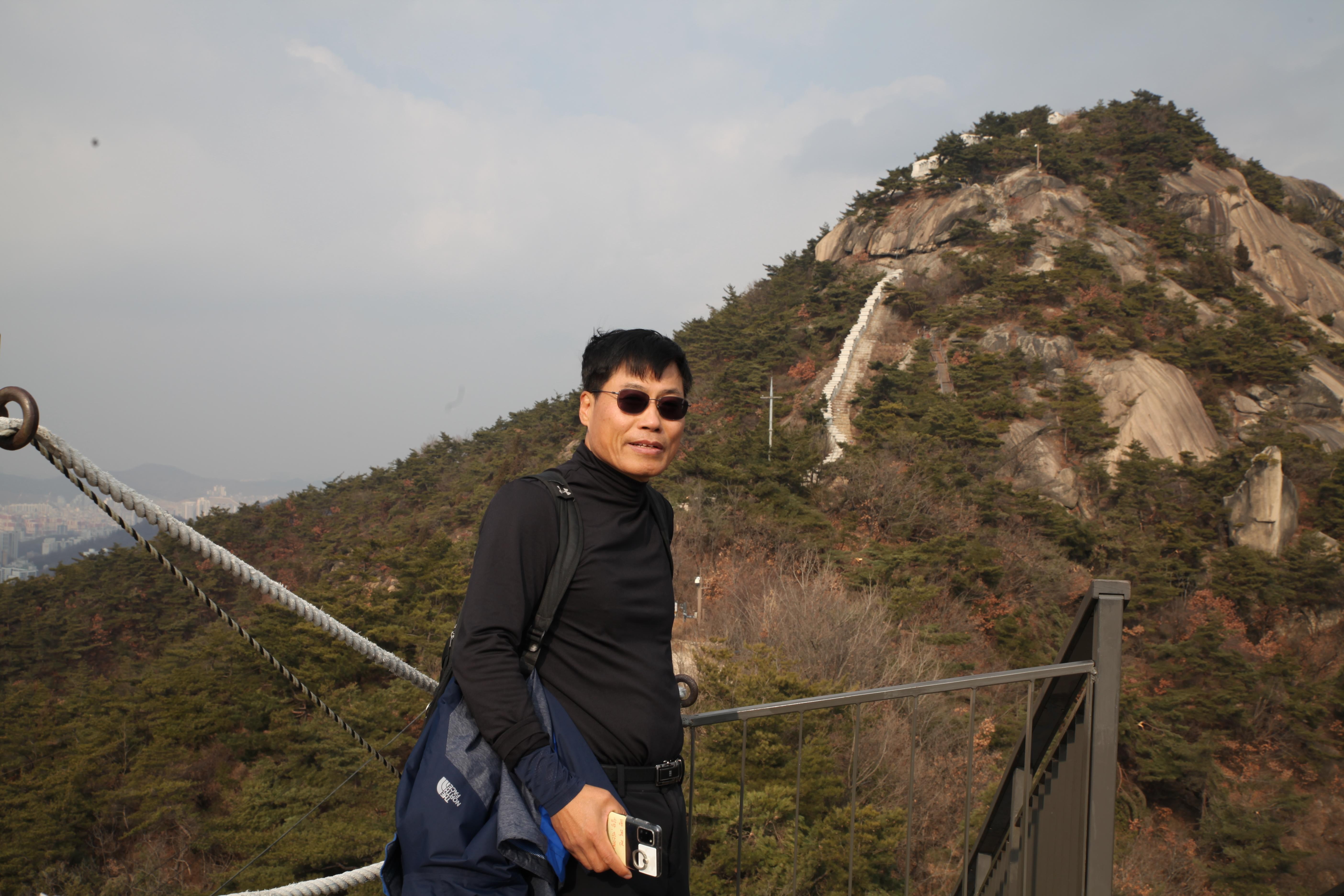 Seoul: Inwangsan Mountain and City Fortress Wall Hiking Tour