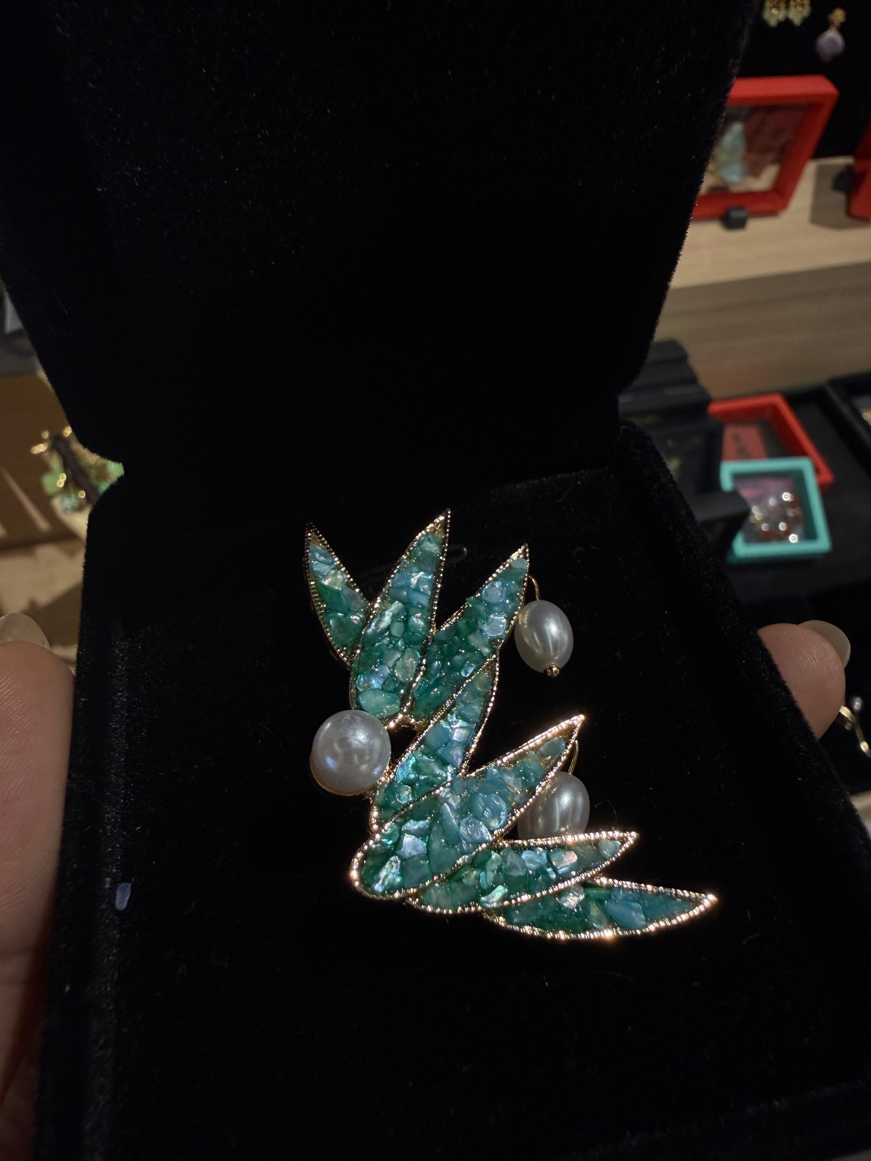 Shanghai: Mother of Pearl Jewelry & Folk Art Gallery 3