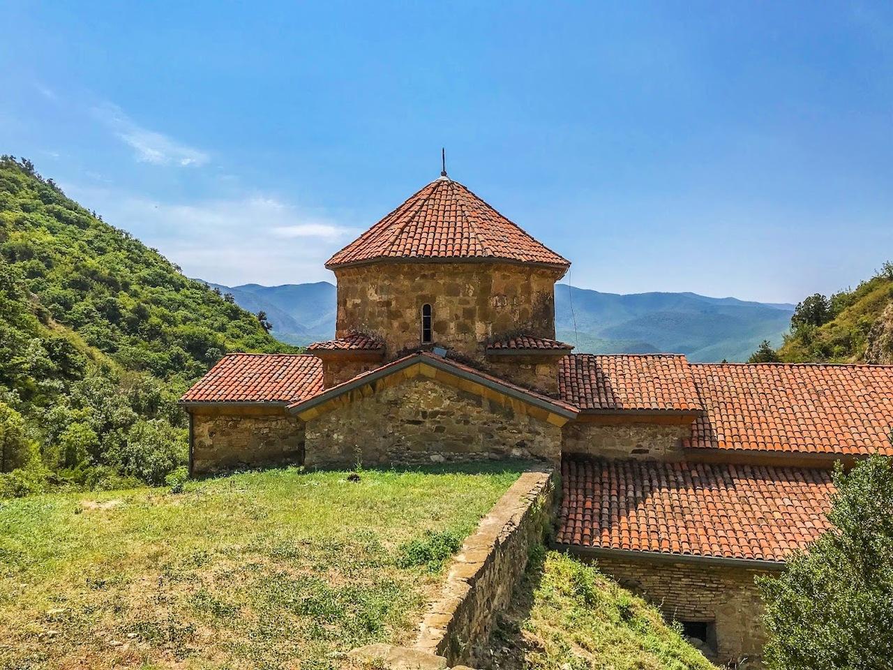 Tbilisi: Shiomgvime Monastery & Limestone Canyon Tour