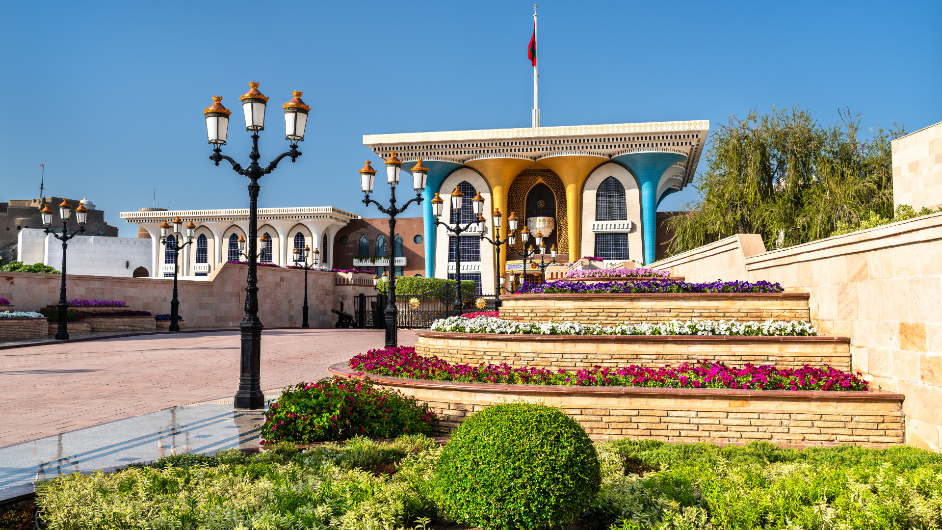 Muscat: Luxury City Tour with Mercedes V 300 and Lunch 2