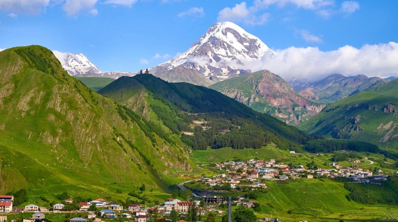 Tbilisi: Kazbegi Day Tour with Honey Tasting & Monasteries