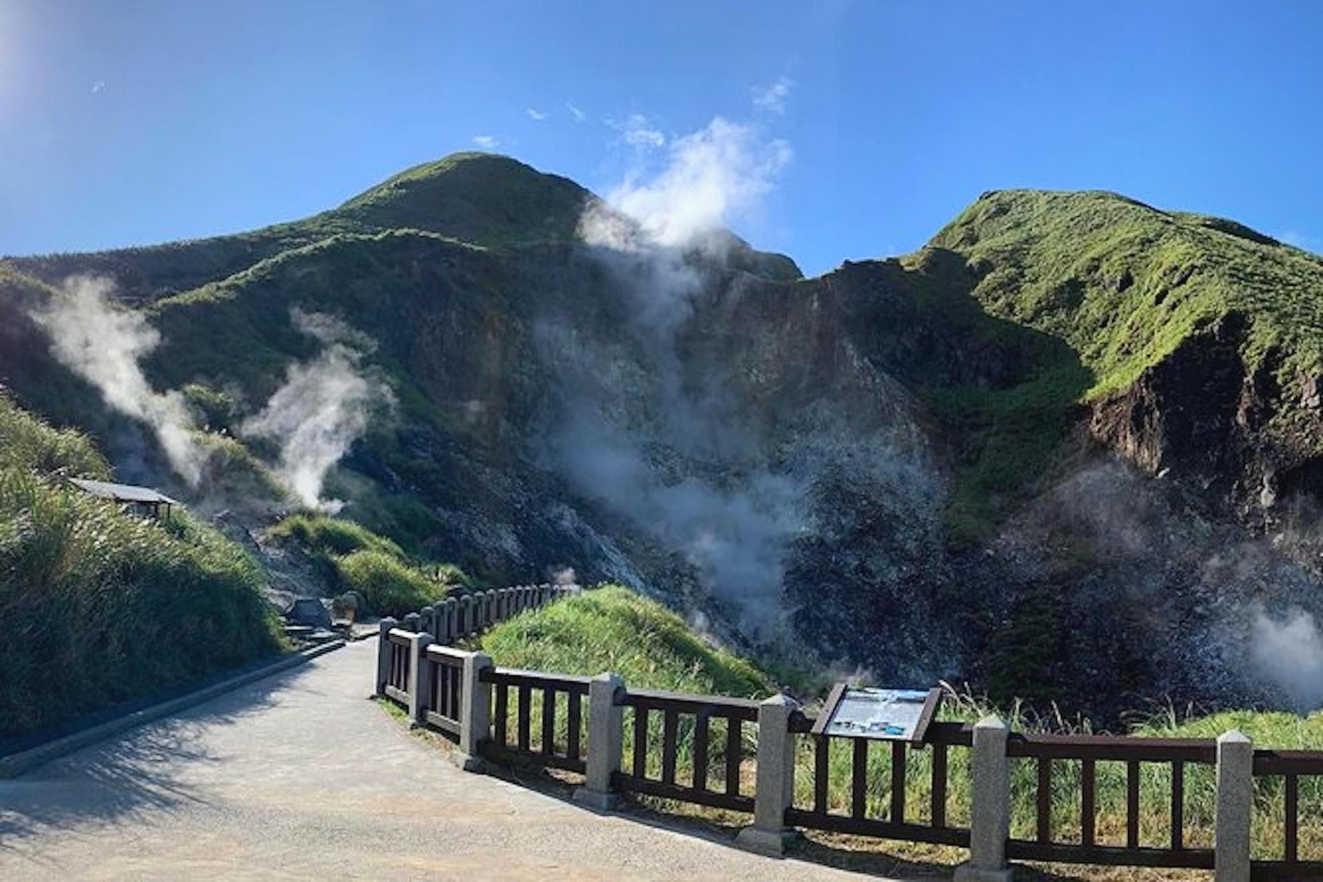 From Taipei: Beitou & Yangmingshan Private Day Tour 2