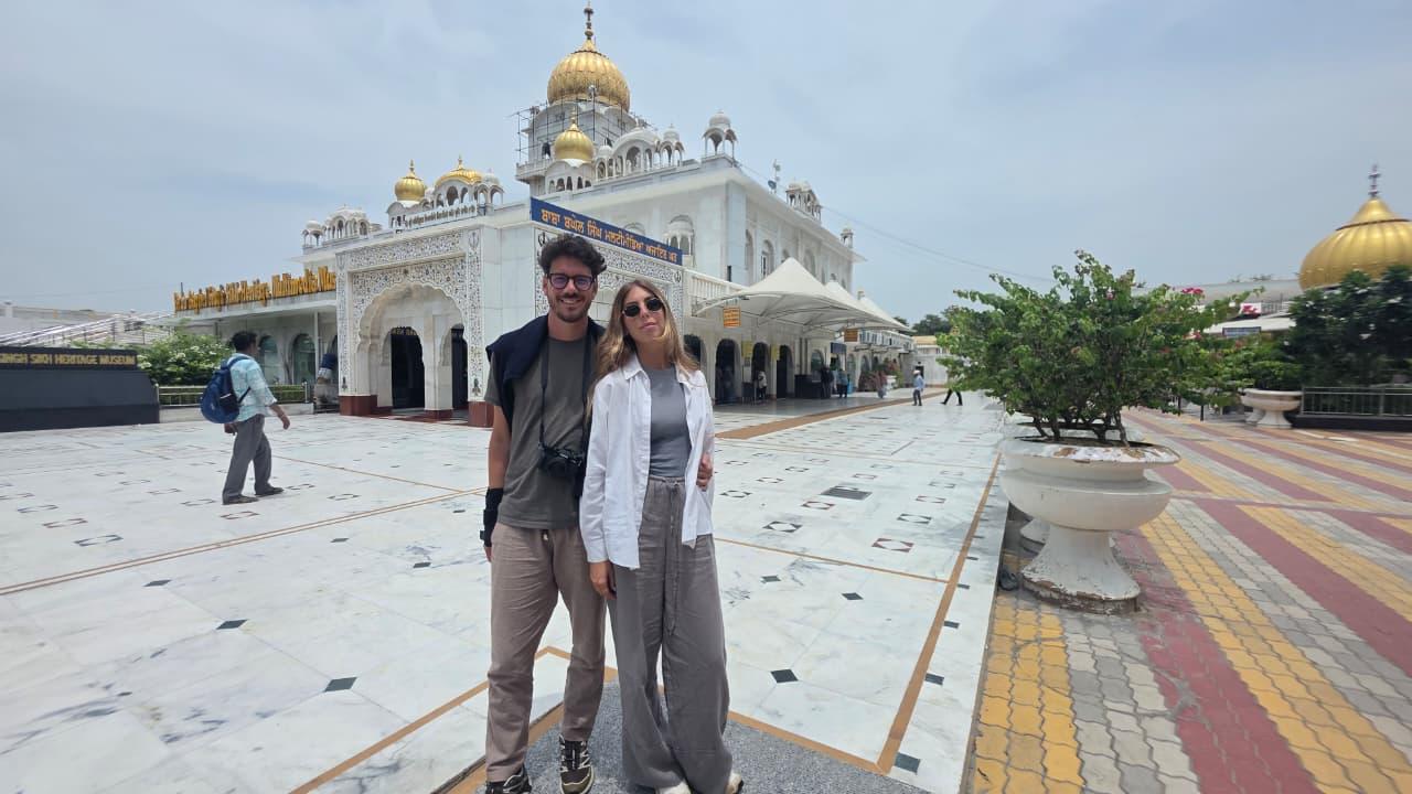Delhi: Gurudwara Bangla Sahib Tour with Langar Meal