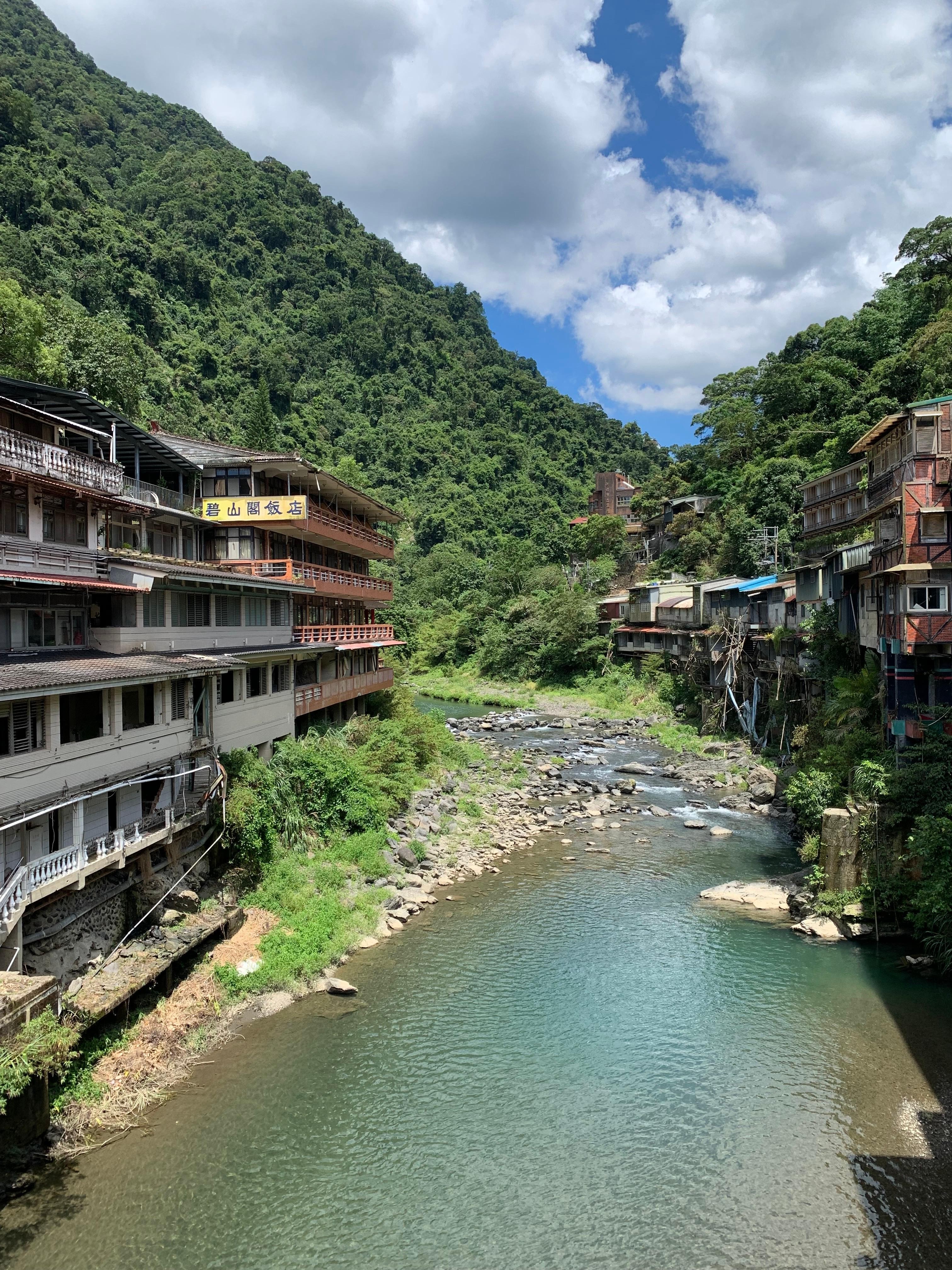 Taipei: 8 Hours Private Day Tour in Wulai with Benz Vito 2